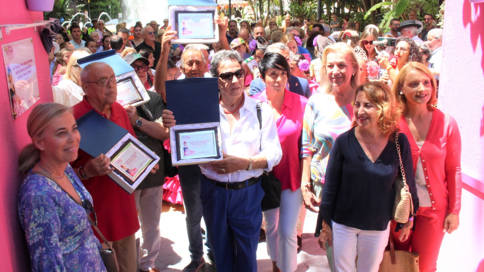 El descubrimiento de la placa en honor al ballet de La Tanque y La Toñi.