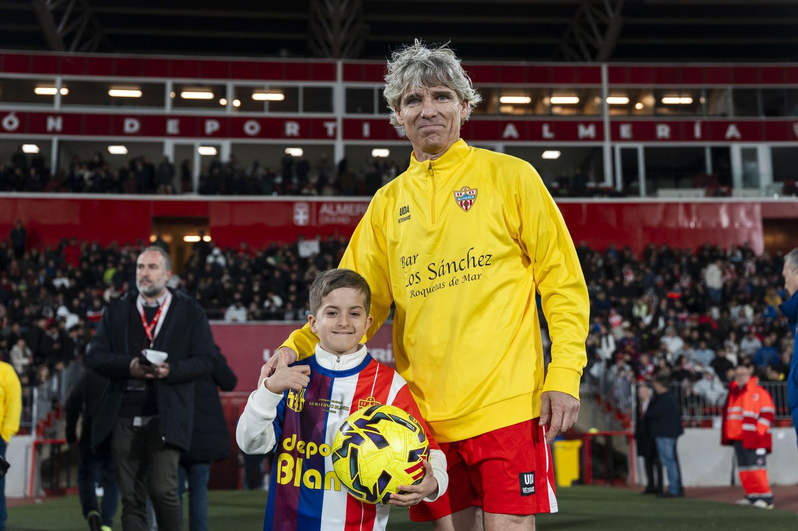 Fotogalería del partido homenaje a Guillermo Blanes entre los veteranos de la UD Almería y el FC Barcelona