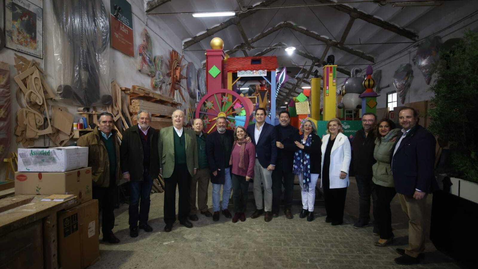 Los representantes de los Reyes Magos, en la visita al Taller de Fiestas.