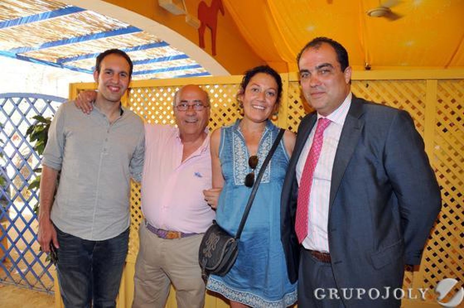 El director de Diario de Jerez, David Fernández, junto al hostelero Faustino Rodríguez; David Martínez y Rocío Rodríguez, en la caseta de este periódico.

Foto: Manuel Aranda
