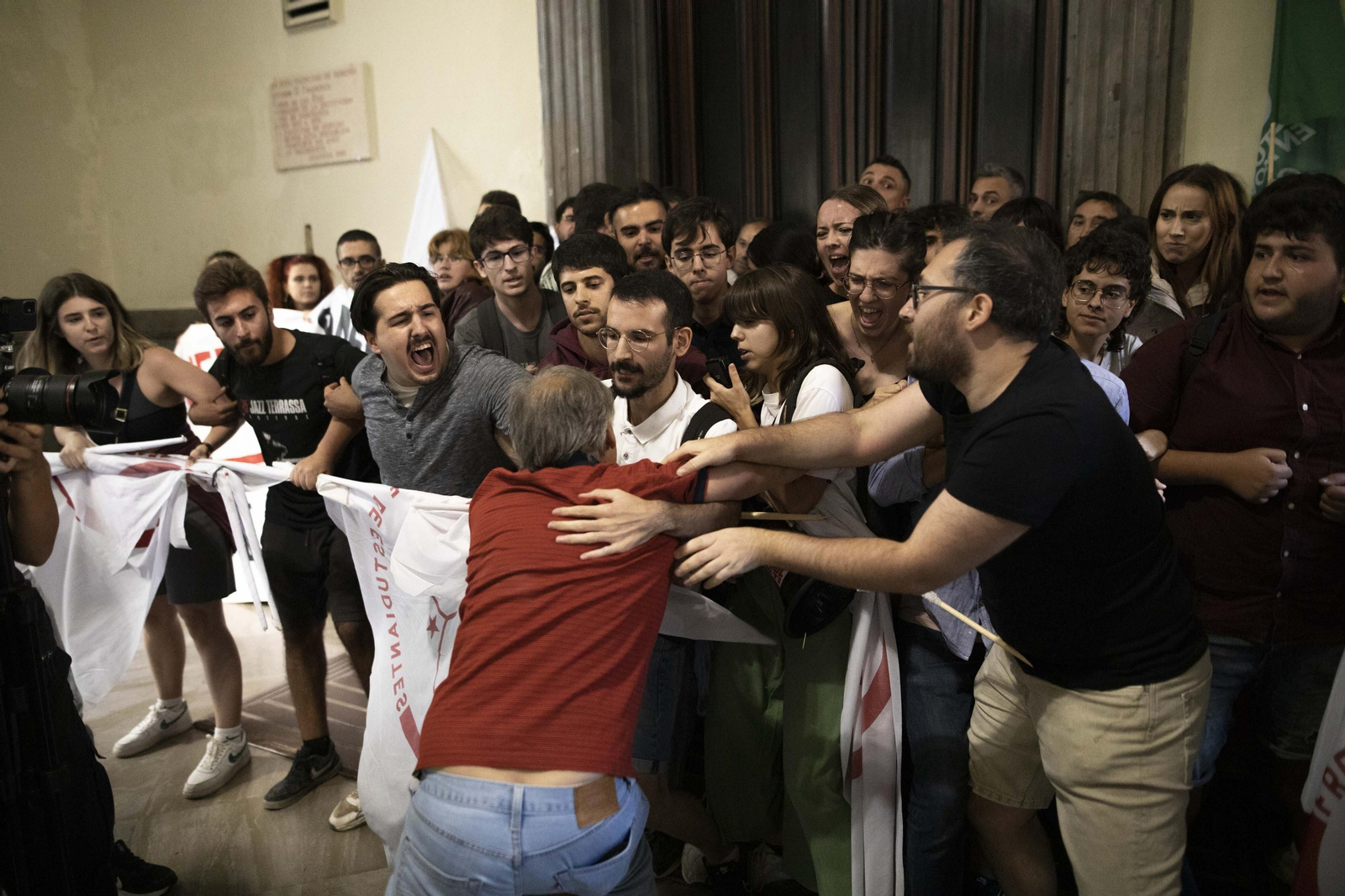 Altercados en la conferencia de Macarena Olona en Granada