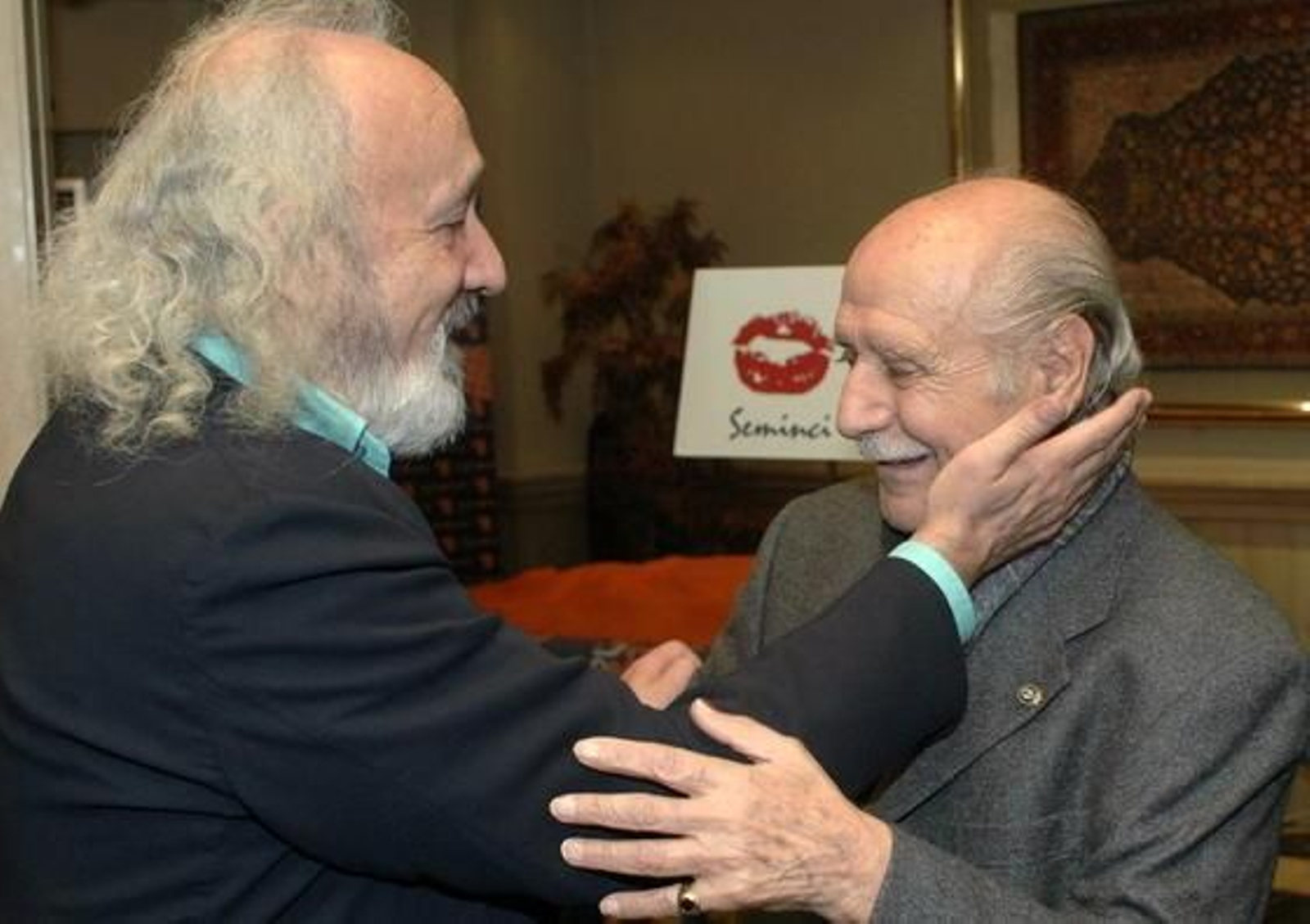 Aquí, junto a Montxo Armendáriz.

Foto: EFE