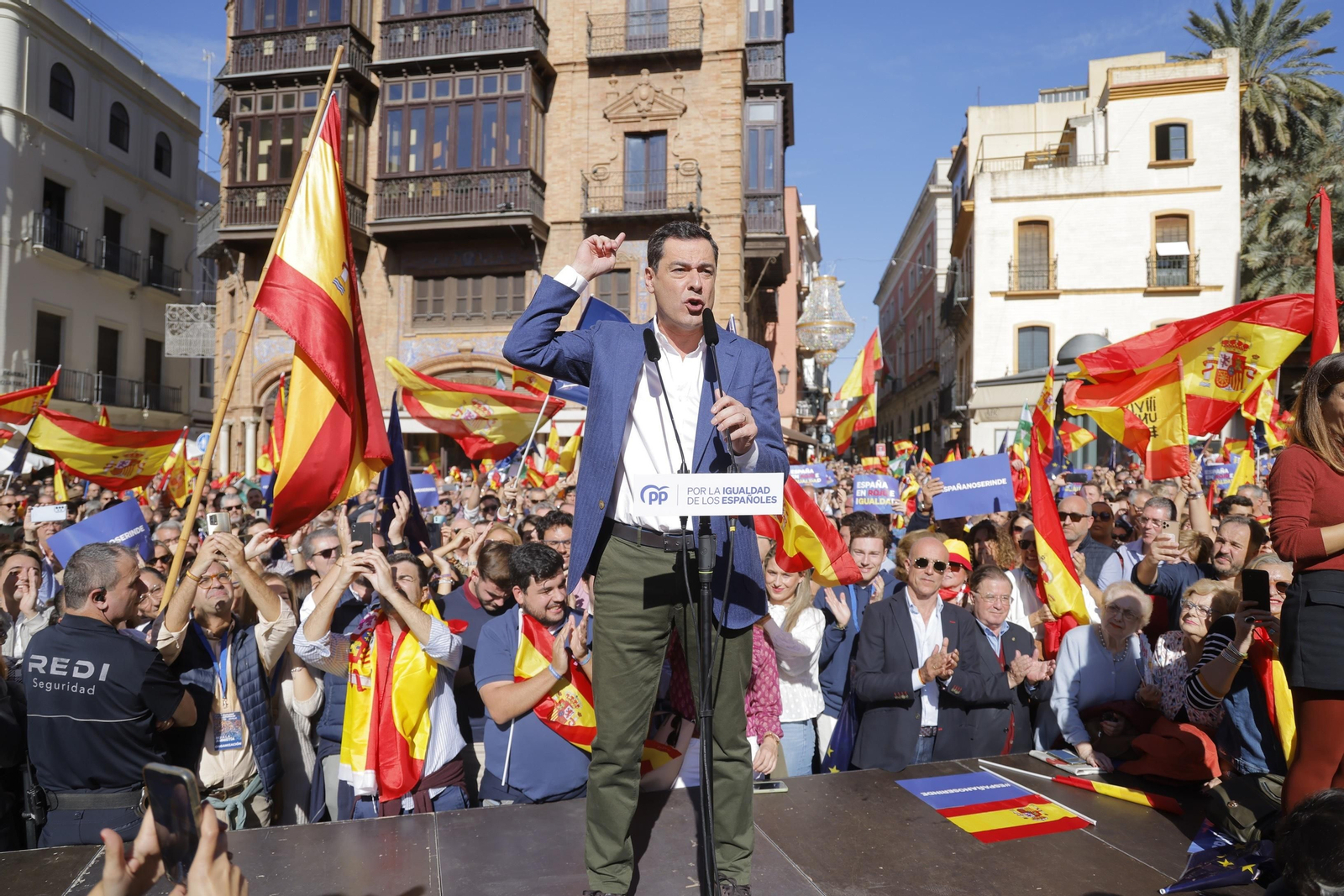 El presidente de la Junta y del PP-A, Juanma Moreno, en la concentración contra la amnistía de Sevilla.