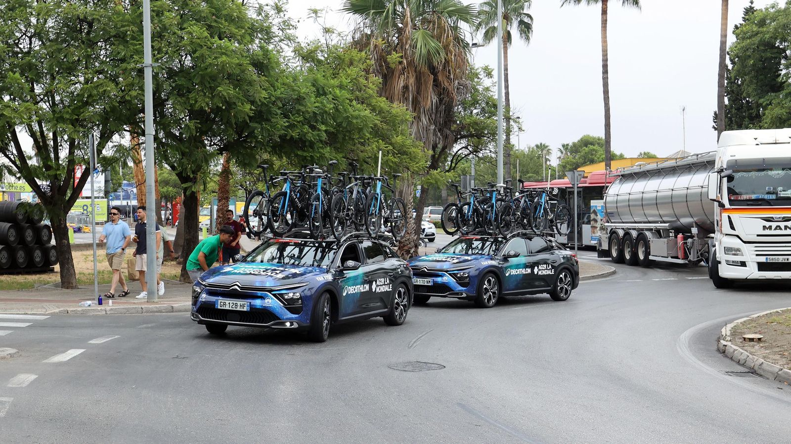 Así fue la salida de la Vuelta España desde Carrefour Sur en Jerez