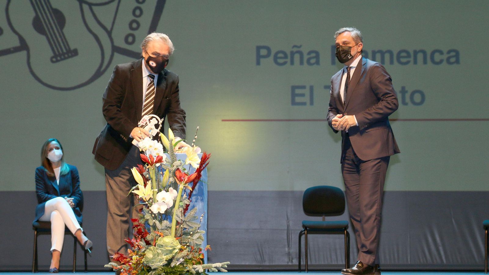 Rafael Morales Ocaña, presidente de la Peña El Taranto, y el vicepresidente de la Diputación, Ángel Escobar, quien entregó el premio