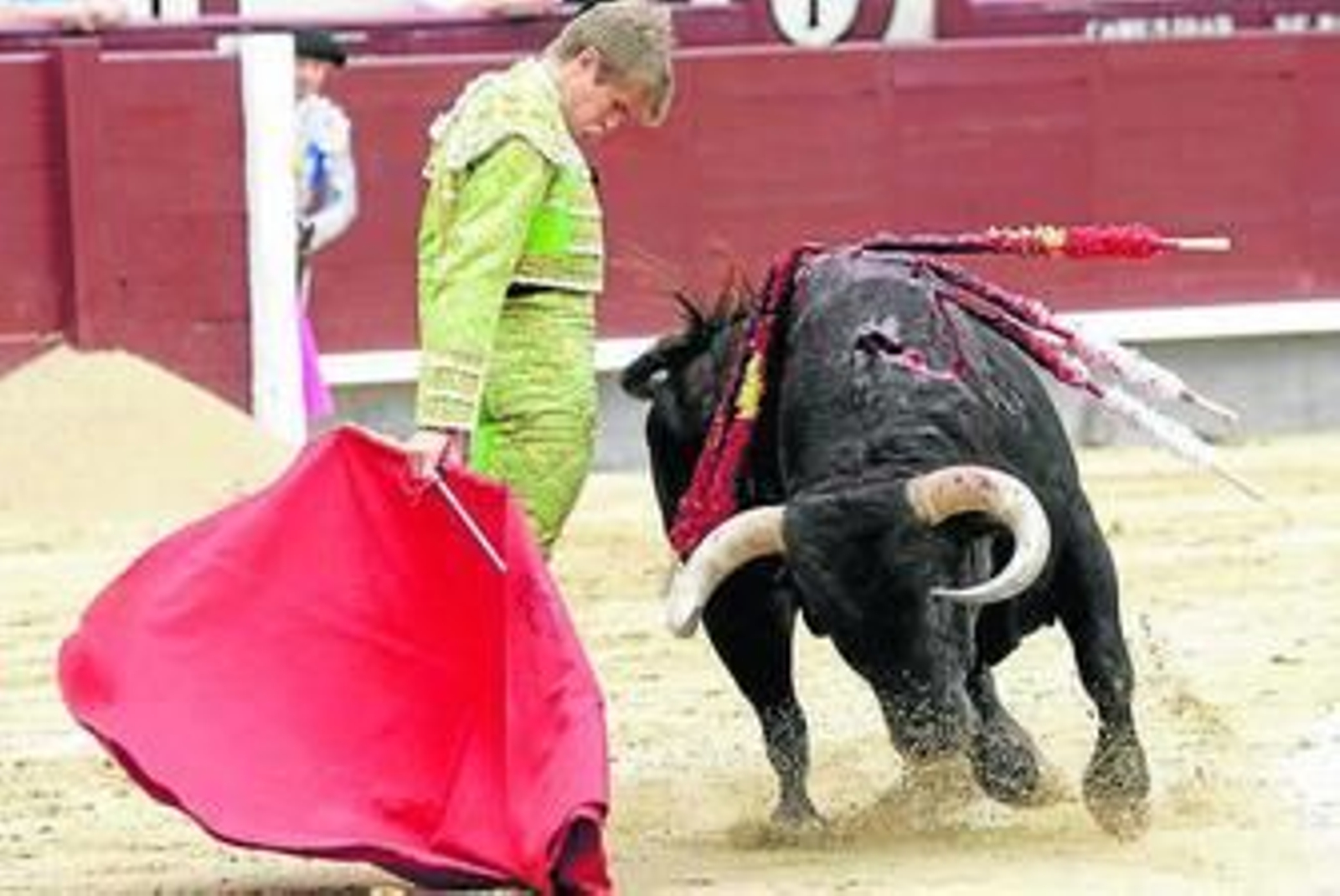 Javier Jiménez, en un muletazo a su primer toro.