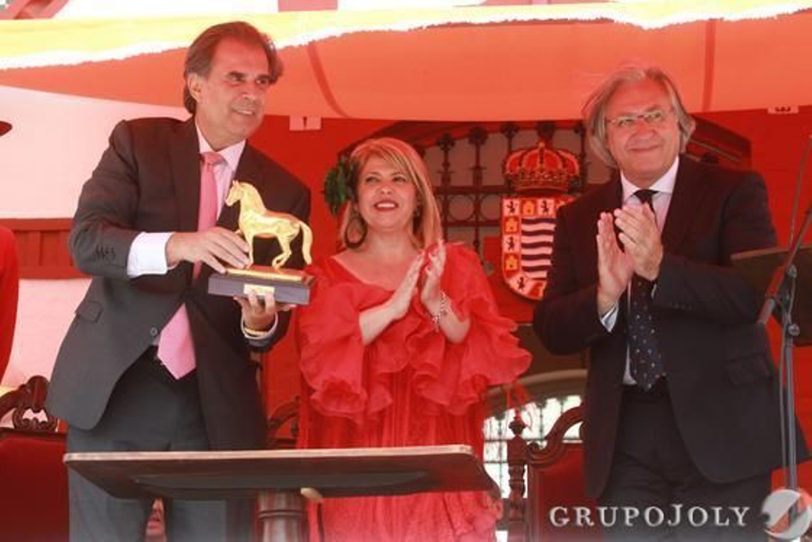 Abelardo Morales con el Caballo de Oro, la alcaldesa Mamen Sánchez y el concejal Francisco Camas.

Foto: Jose Contreras