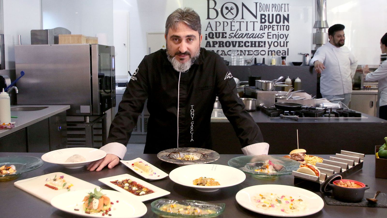 Tony García, ante algunos de sus platos.