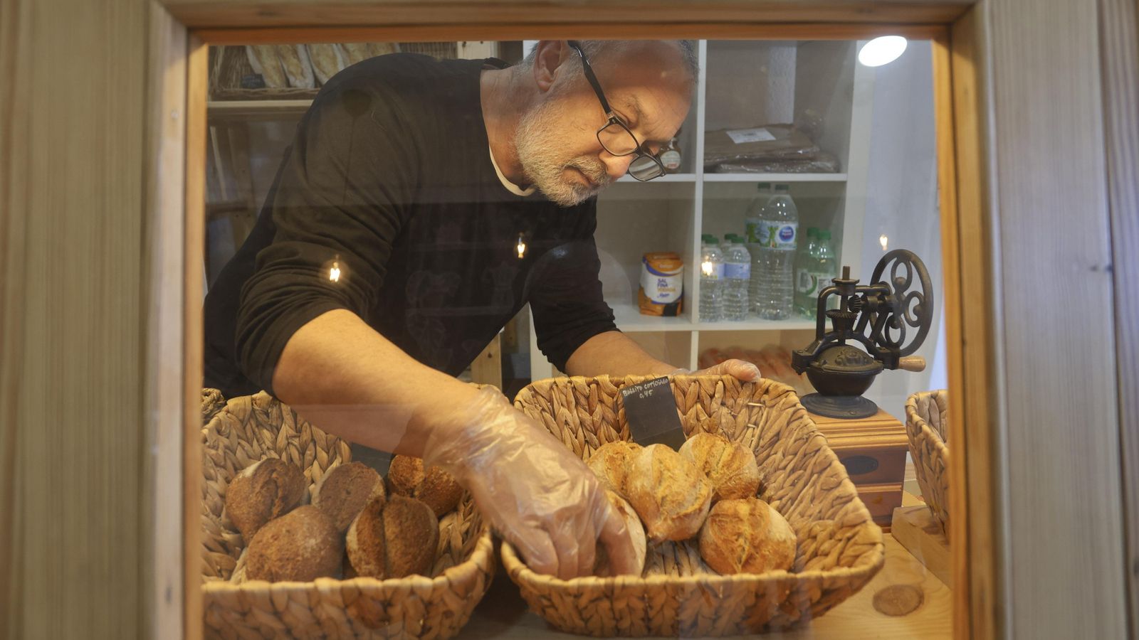 Víctor Guerrero, dueño del despacho de pan ArteSana.