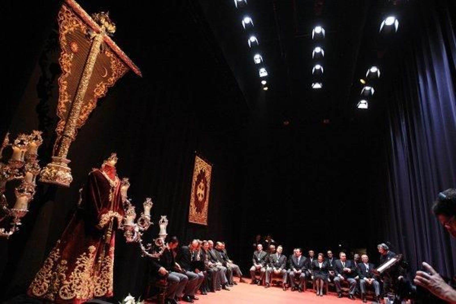 José Juan Gallardo ofreció un magnífico Pregón de Semana Santa en el Villamarta. Ampliamente aplaudido, el pregonero hizo de su condición flamenca uno de los ejes de la obra que declamó durante dos horas.

Foto: Vanesa Lobo