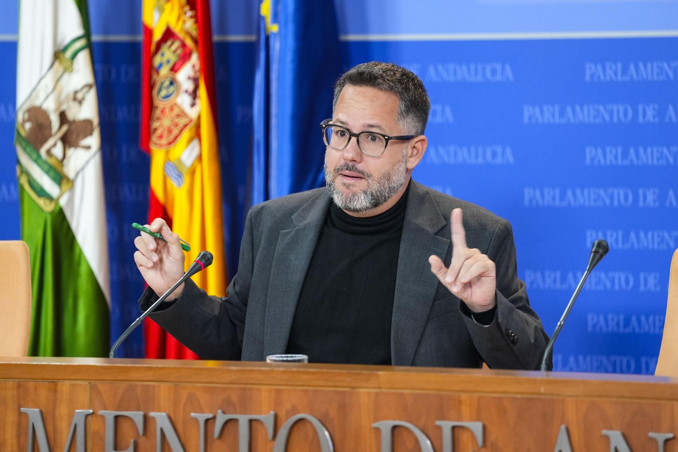 El Parlamento de Andalucía apercibe al portavoz de Adelante por grabar un video en el Salón de Plenos