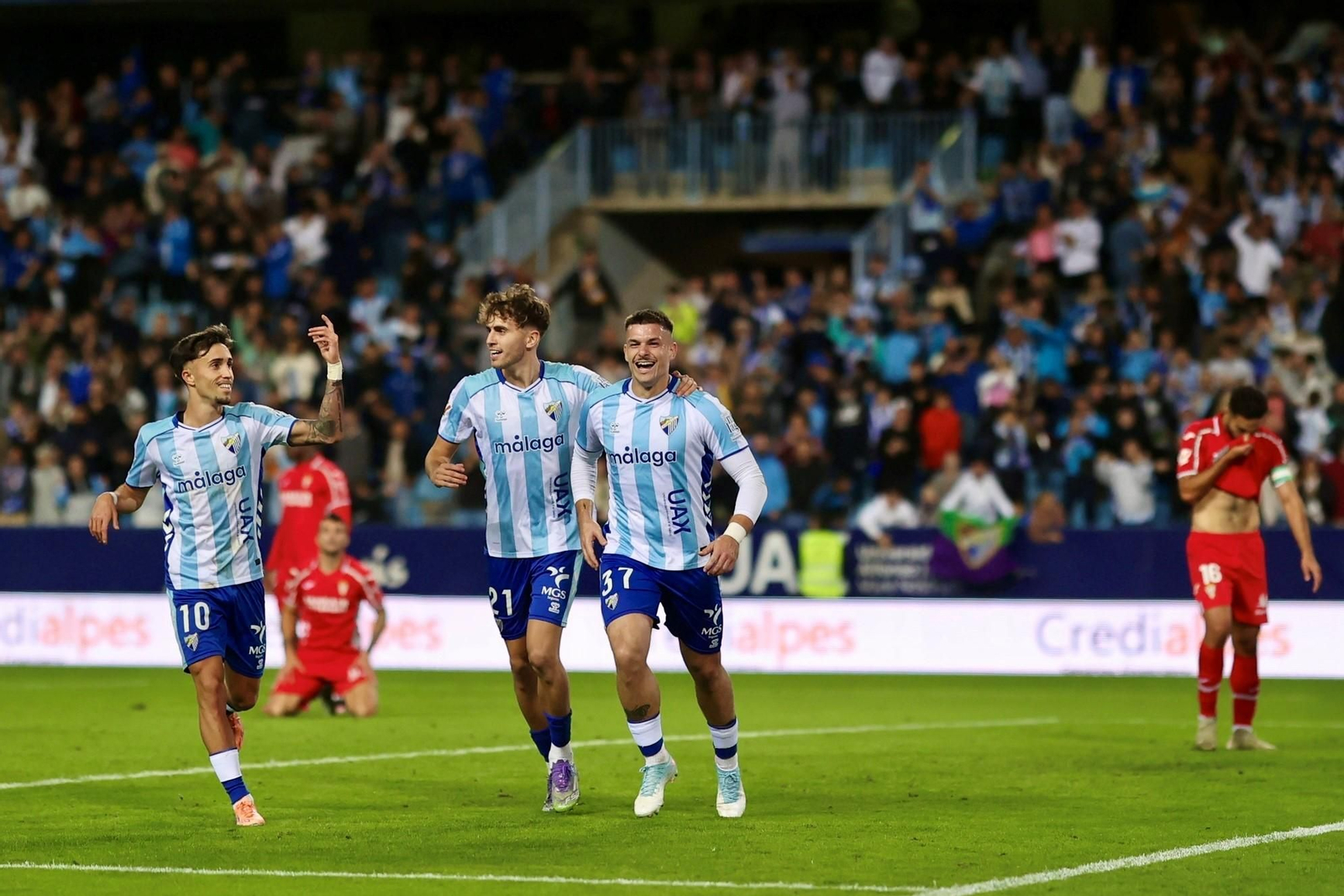 Las fotos del imponente ambiente en La Rosaleda en el Málaga - Córdoba CF