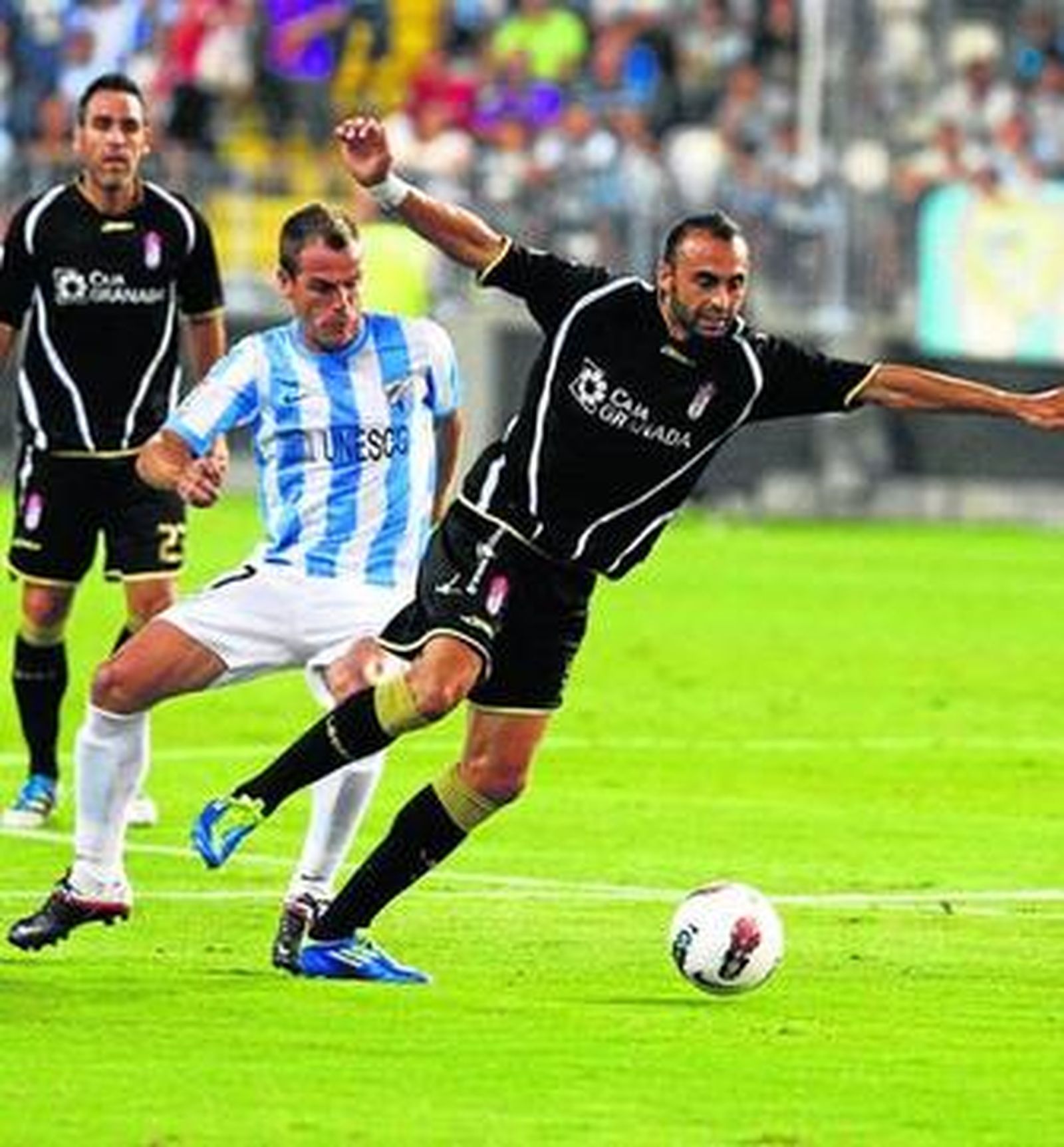 Martins trata de mantener el equilibrio ante Duda en el partido de la primera vuelta con el Málaga.