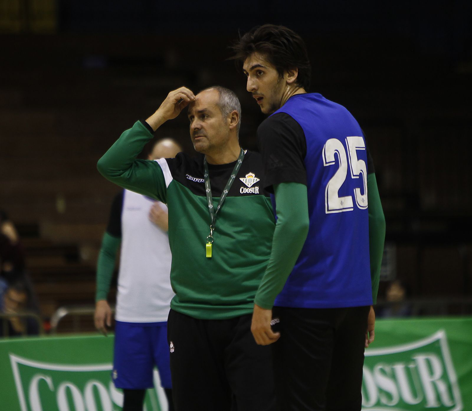Curro Segura observa un entrenamiento de su equipo junto a Sipahi.