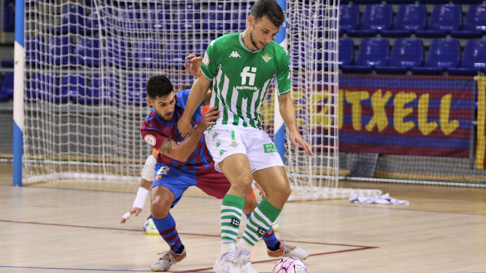 Éric Pérez controla el balón ante el goleador Adolfo.