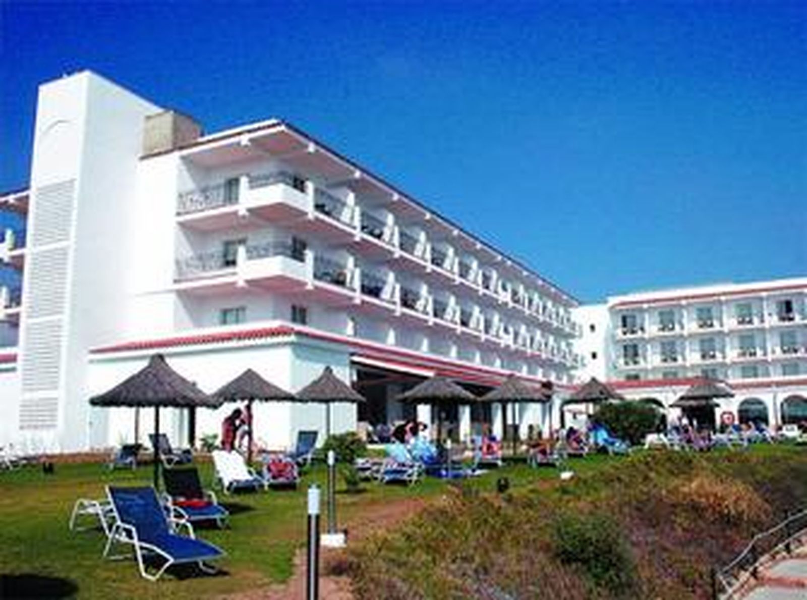 Varios turistas descansan en las instalaciones del hotel Flamenco Conil en una imagen de ayer.