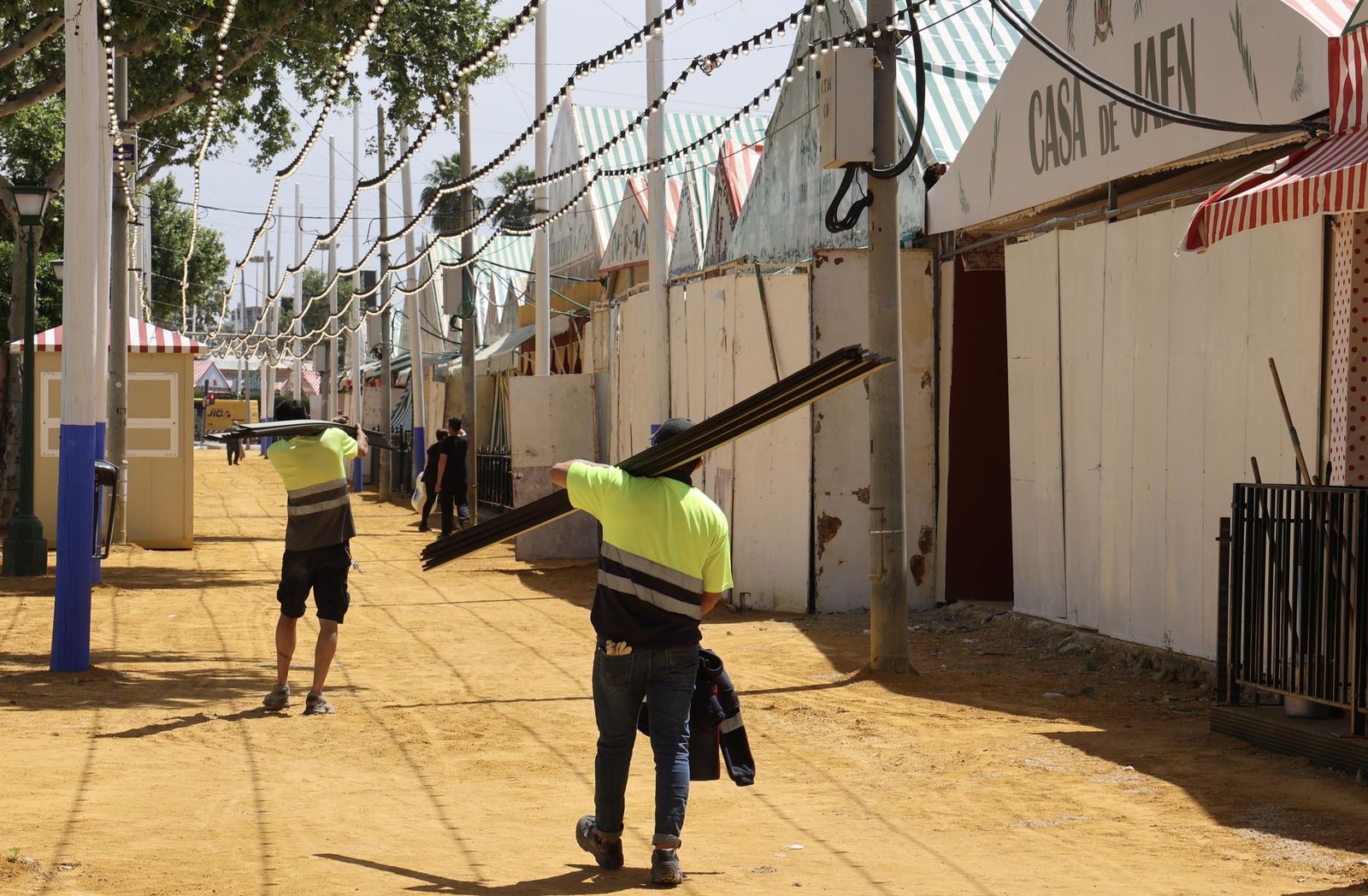 Montaje de la Feria tras el apagón