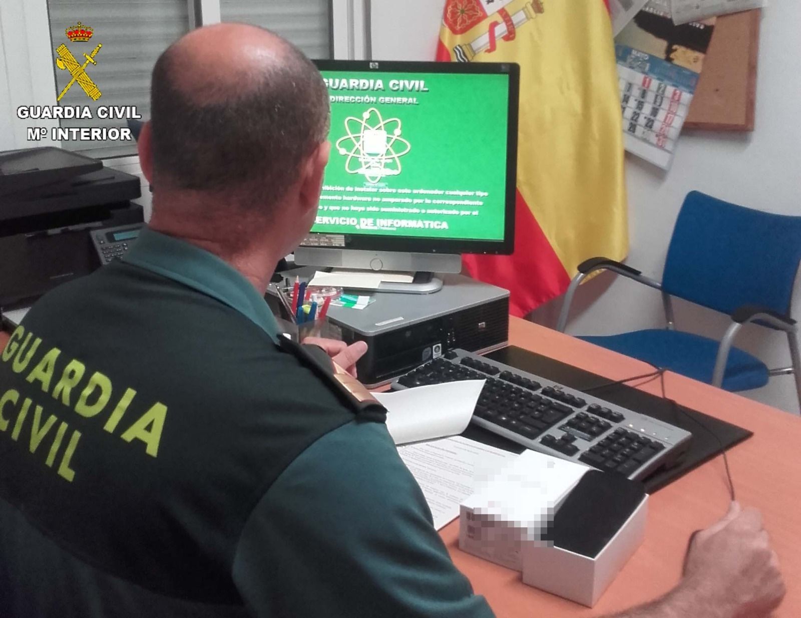 Un Guardia Civil en la localidad de Bonares.