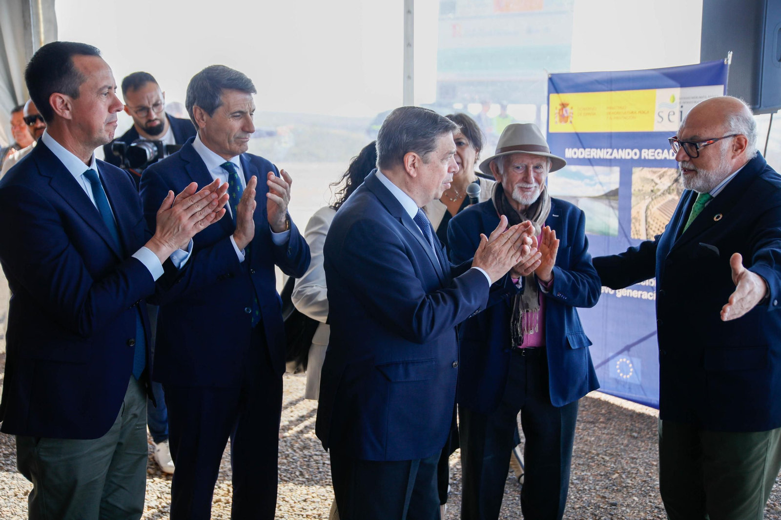 El ministro de Agricultura, Pesca y Alimentación, Luis Planas visita una de las balsas de la CUNC, en imágenes