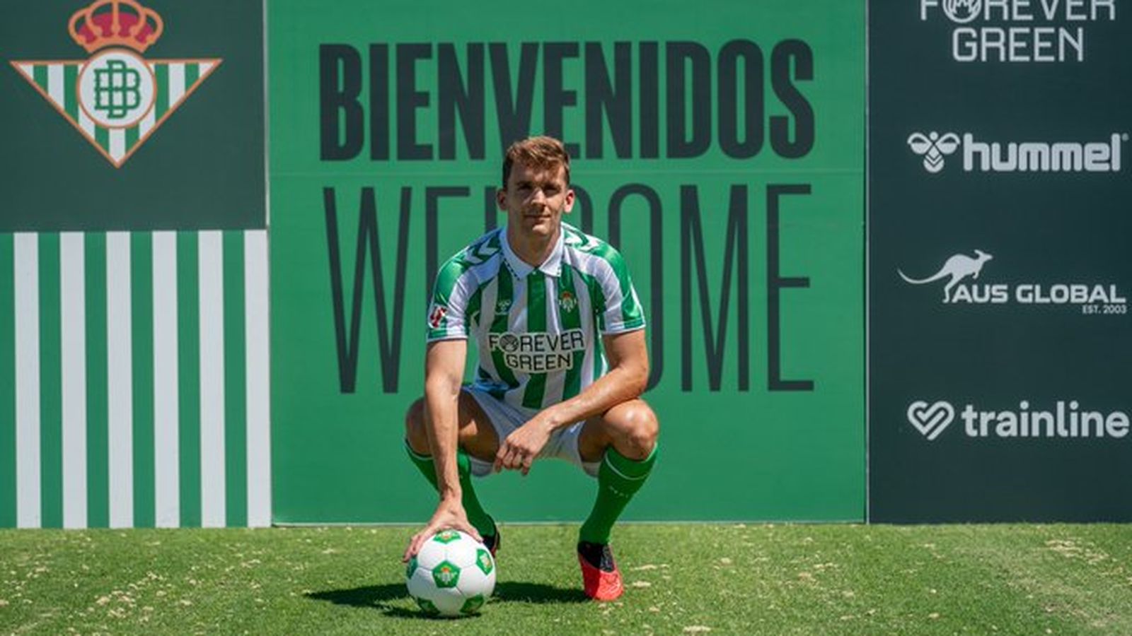 Diego Llorente posa vestido de verdiblanco.