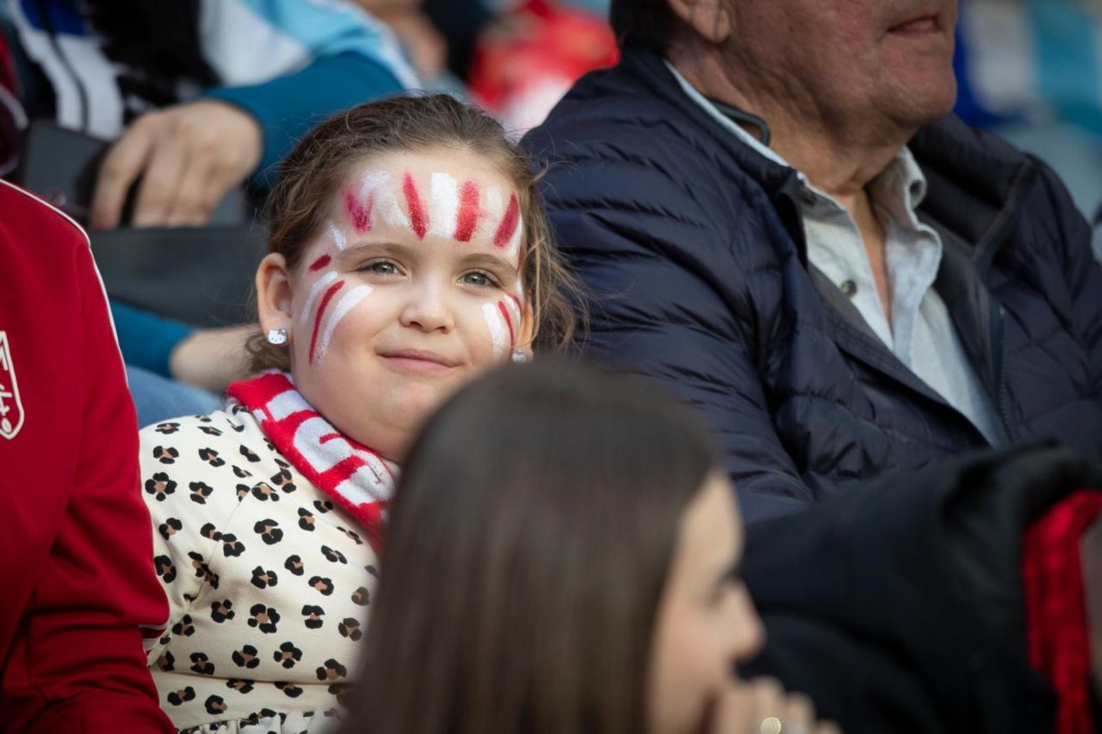 Encuéntrate en la grada del Estadio Nuevo Los Cármenes durante el Granada CF-Málaga CF