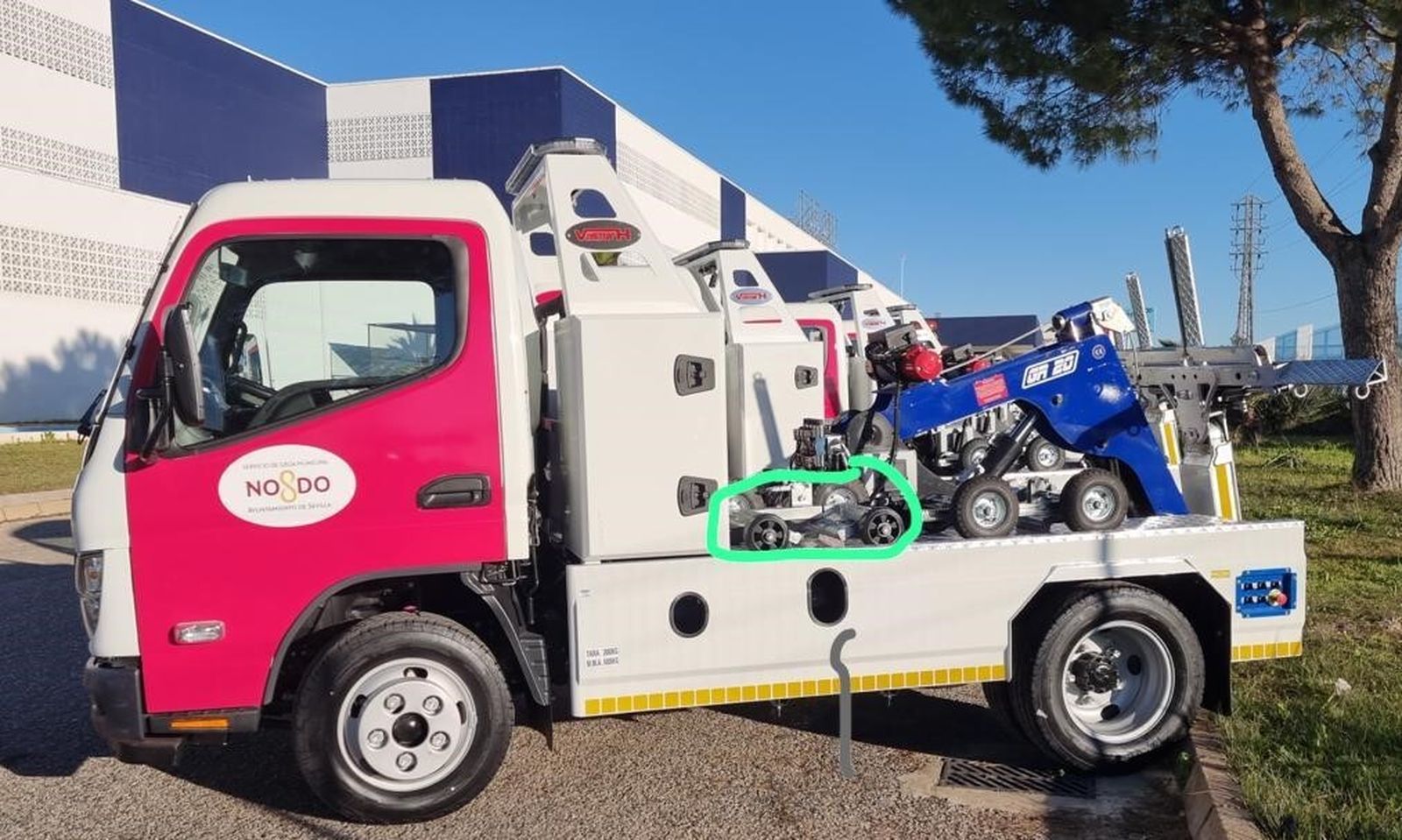 Una de las grúas de Sevilla y, marcado con verde, uno de los carros que se han retirado.