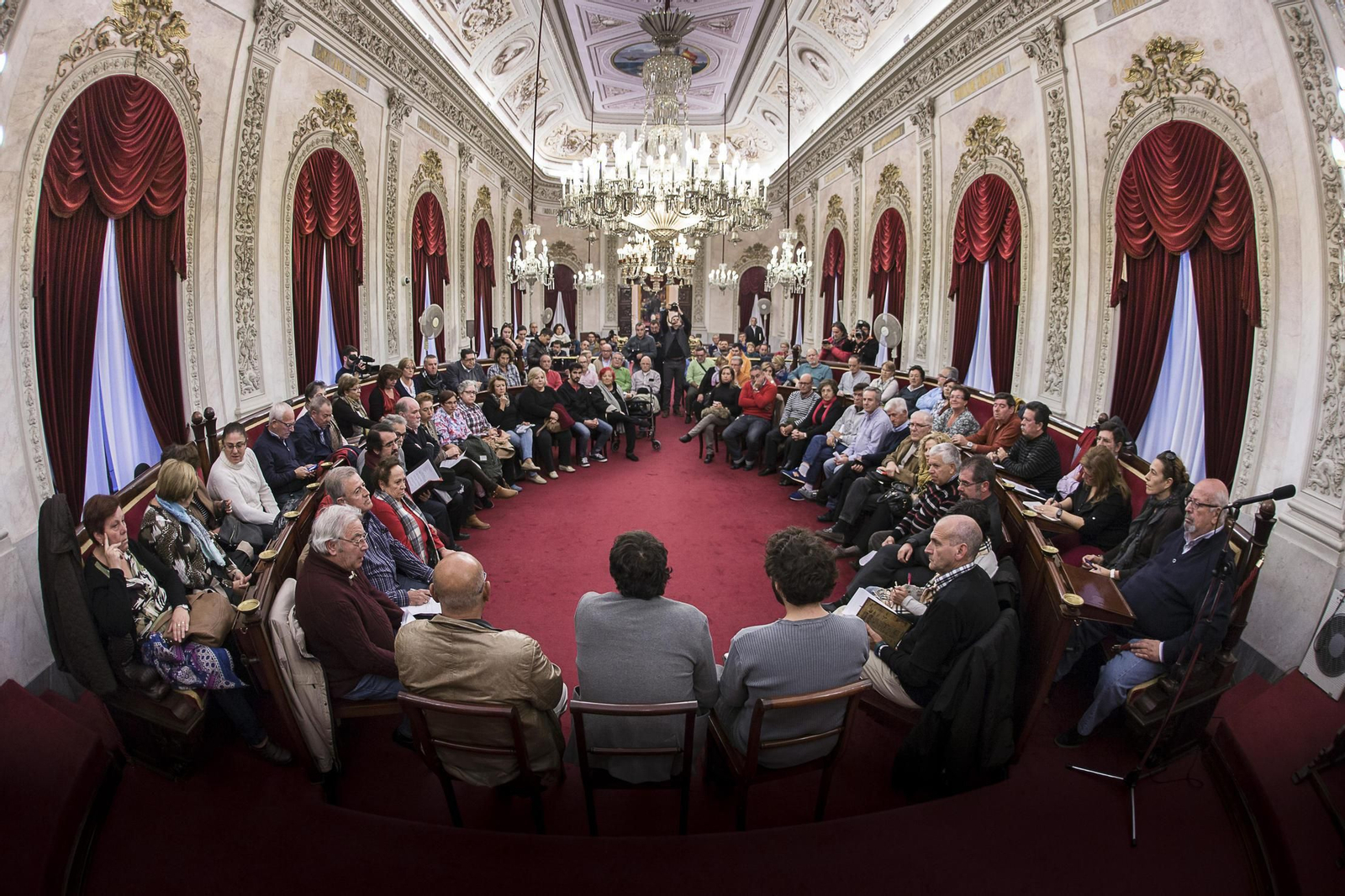 Una reunión entre el equipo de Gobierno y diversos colectivos sociales en el Salón de Plenos del Ayuntamiento.