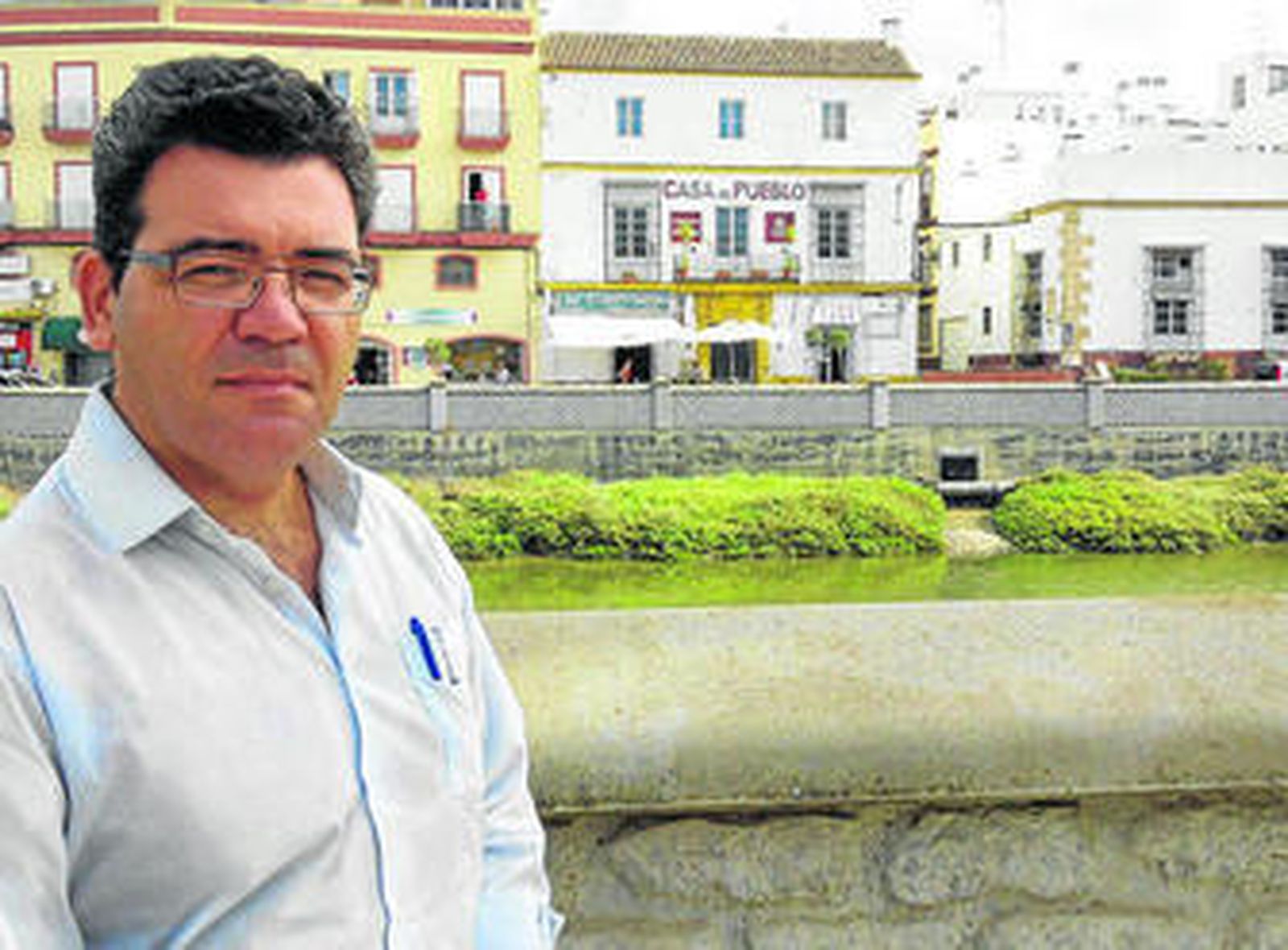 Muriano en la Alameda de Río y al fondo la Casa del Pueblo.