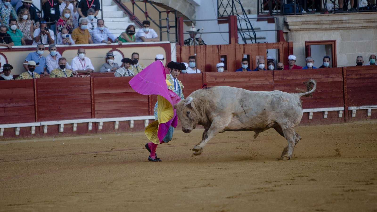 La corrida de toros en el Puerto de Santa María, con Morante de Puebla en solitario, en imágenes.
