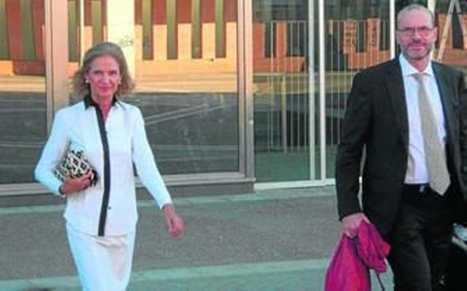 La hija de la duquesa fallecida, Pilar González de Gregorio, ayer, camino de los juzgados acompañada por su abogado.