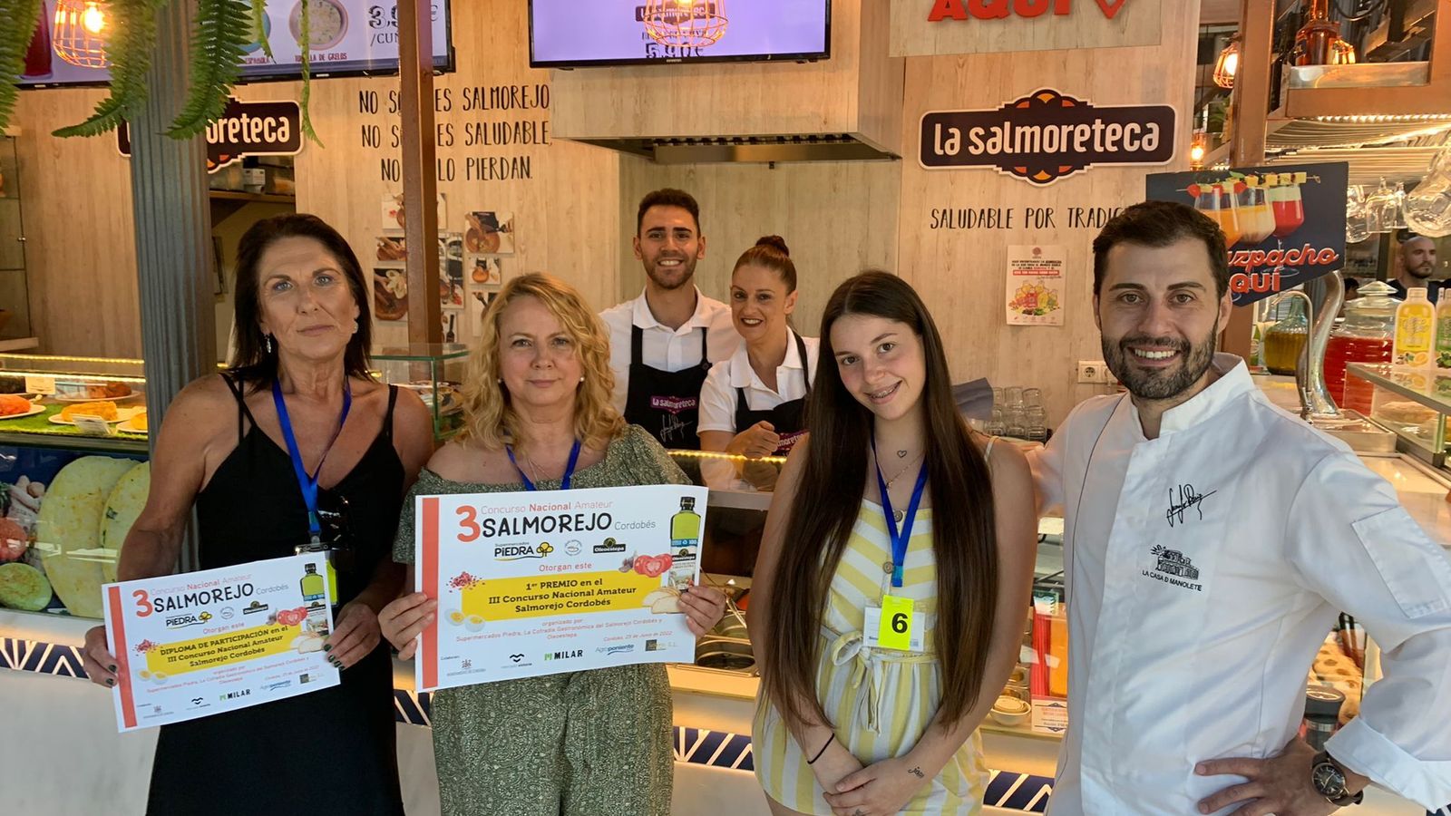 El chef Juanjo Ruiz, en La Salmoreteca, junto a las ganadoras del Concurso