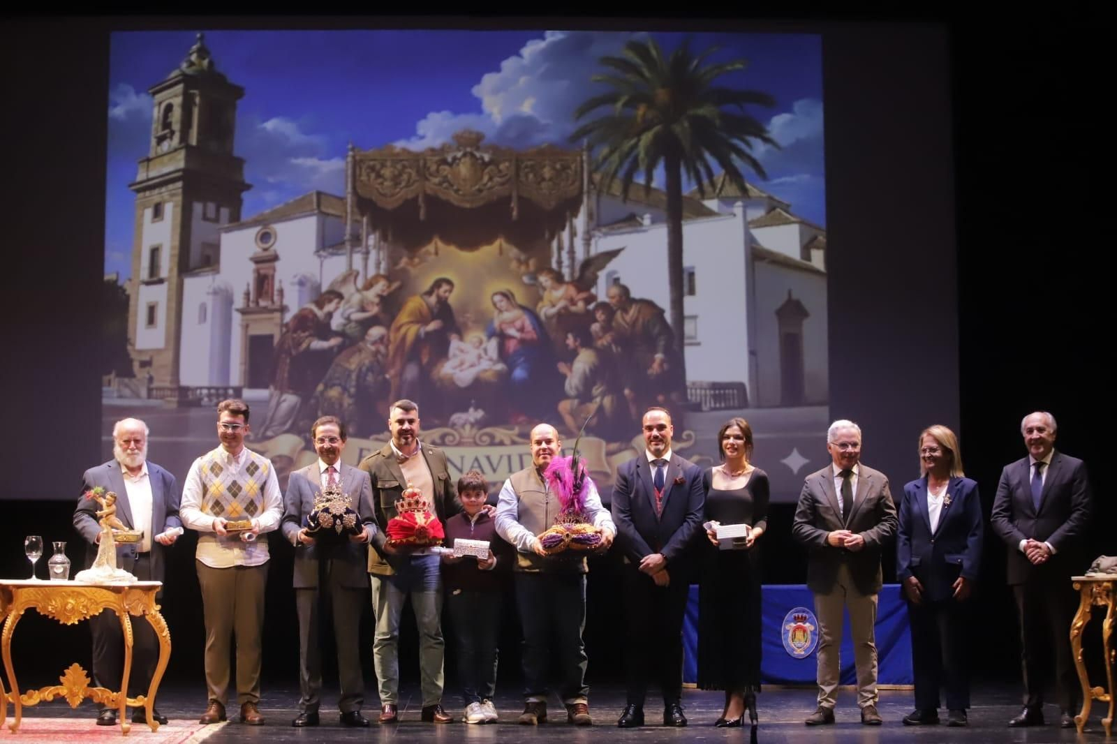 Los personajes y los representantes de los Reyes Magos posan con la autoridades y el pregonero.