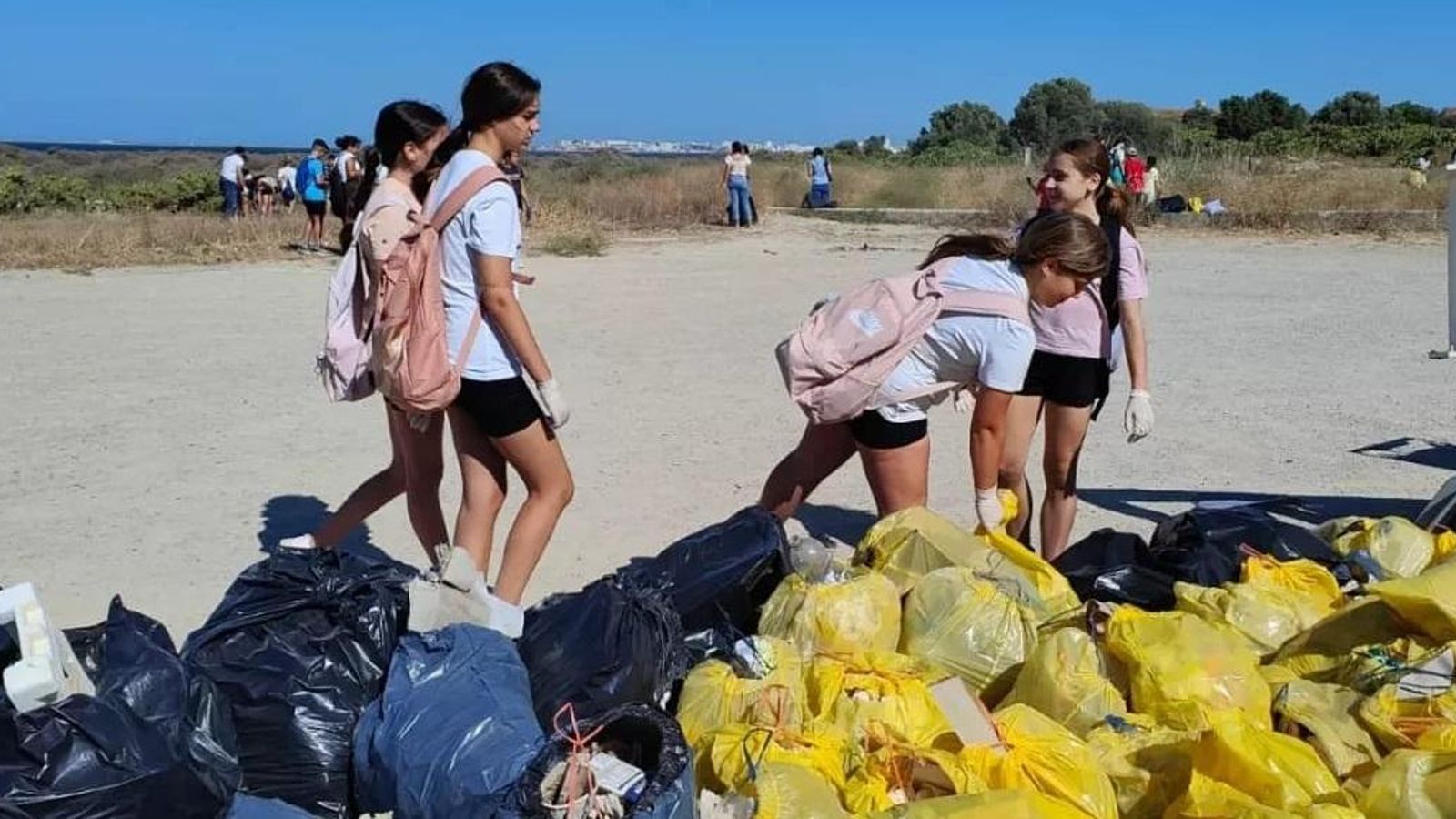 Bolsas de basura acumuladas, de la limpieza participativa de alumnado en Bahía Sur.