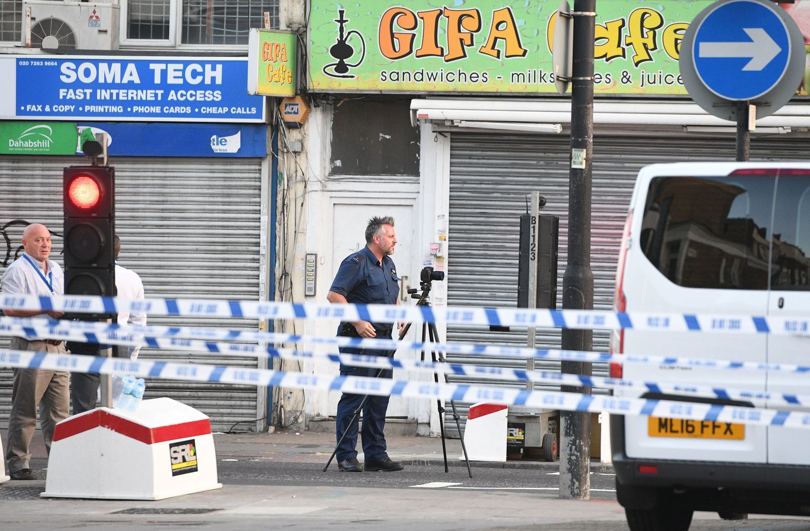 El atropello junto a la mezquita en el barrio londinense de Finsbury Park, en imágenes