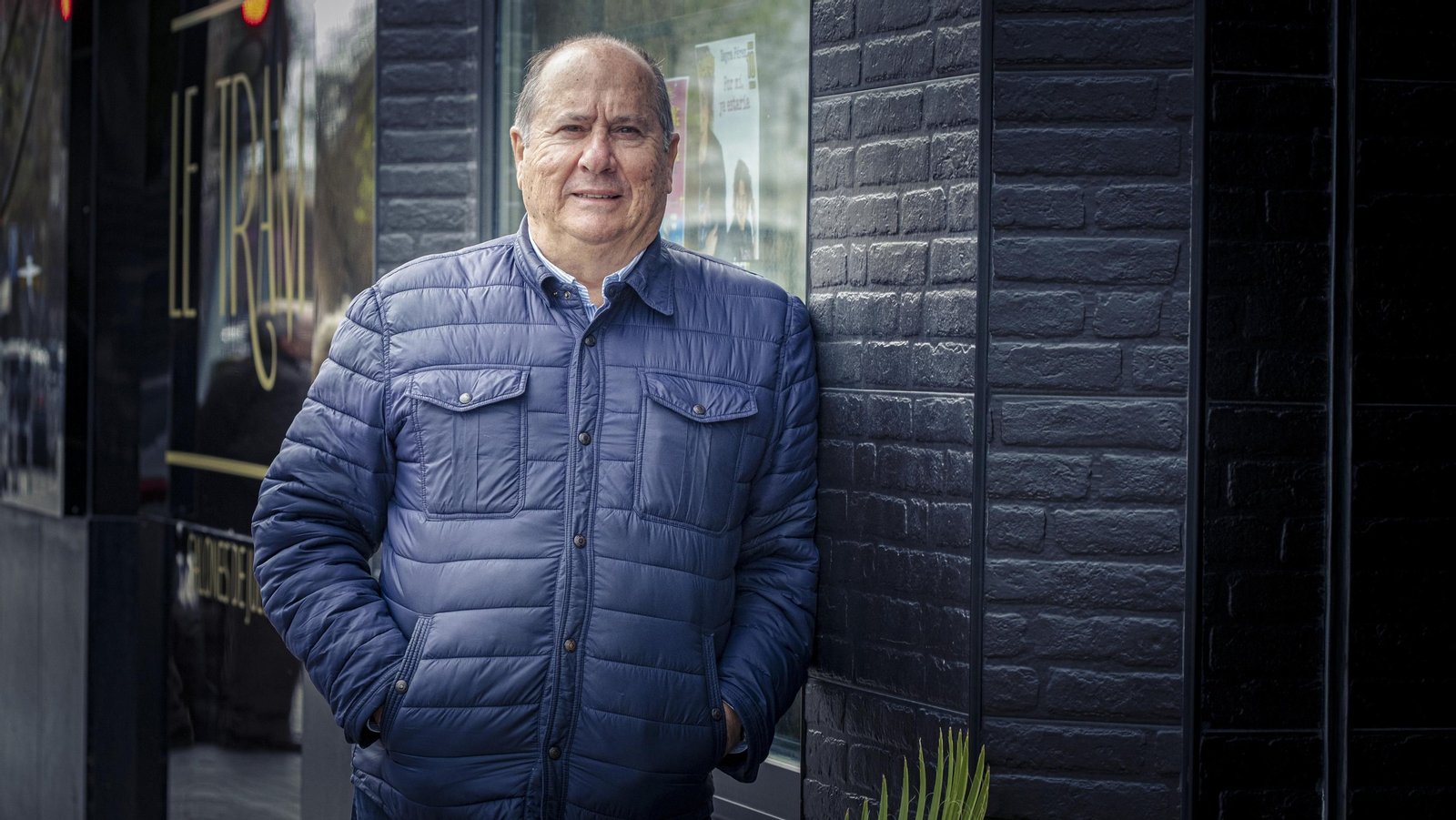 Emilio Aragón en la puerta de la sala de espectáculos Serendipia.