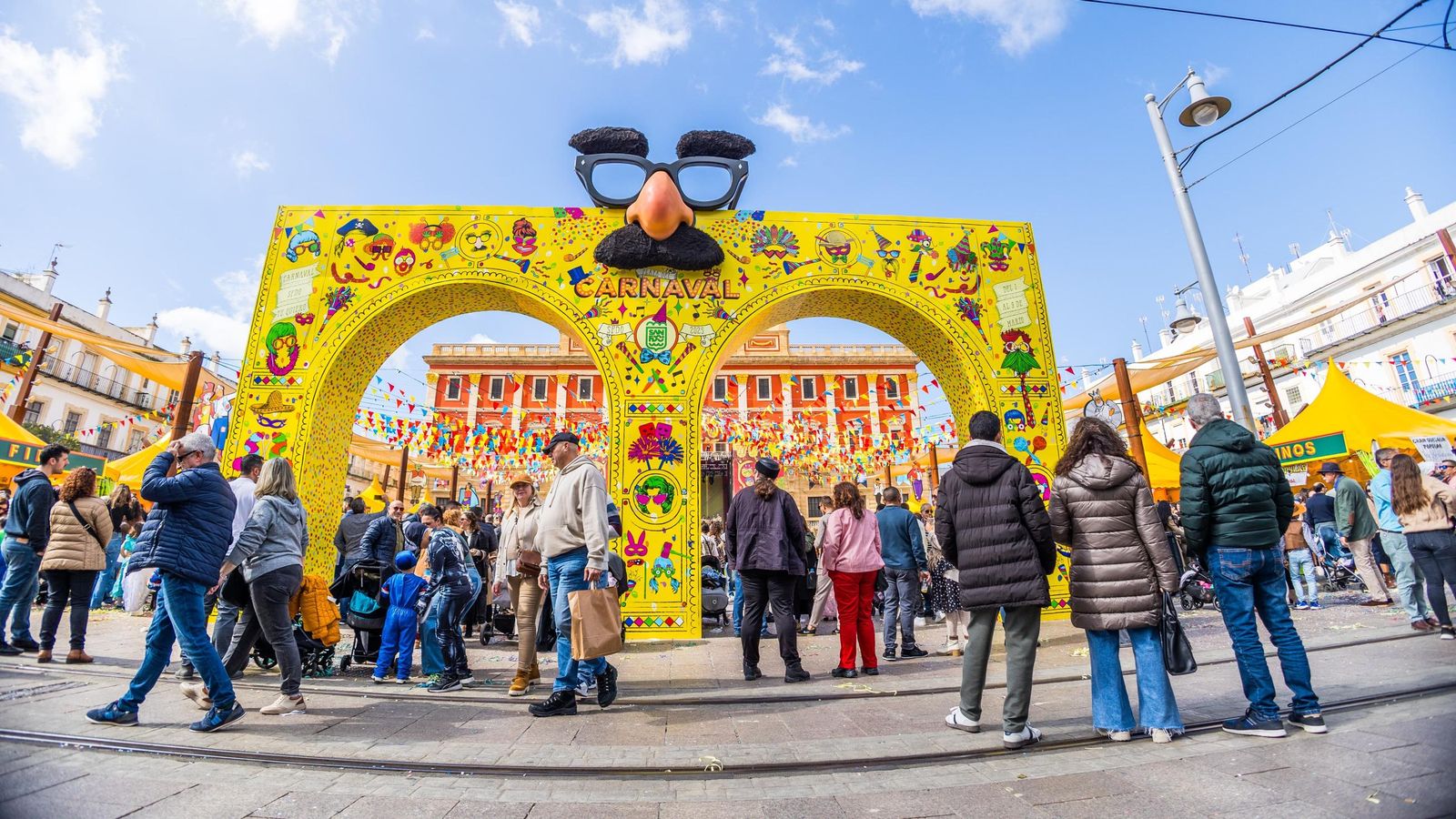 Portada instalada en la plaza del Rey de San Fernando para los Carnavales