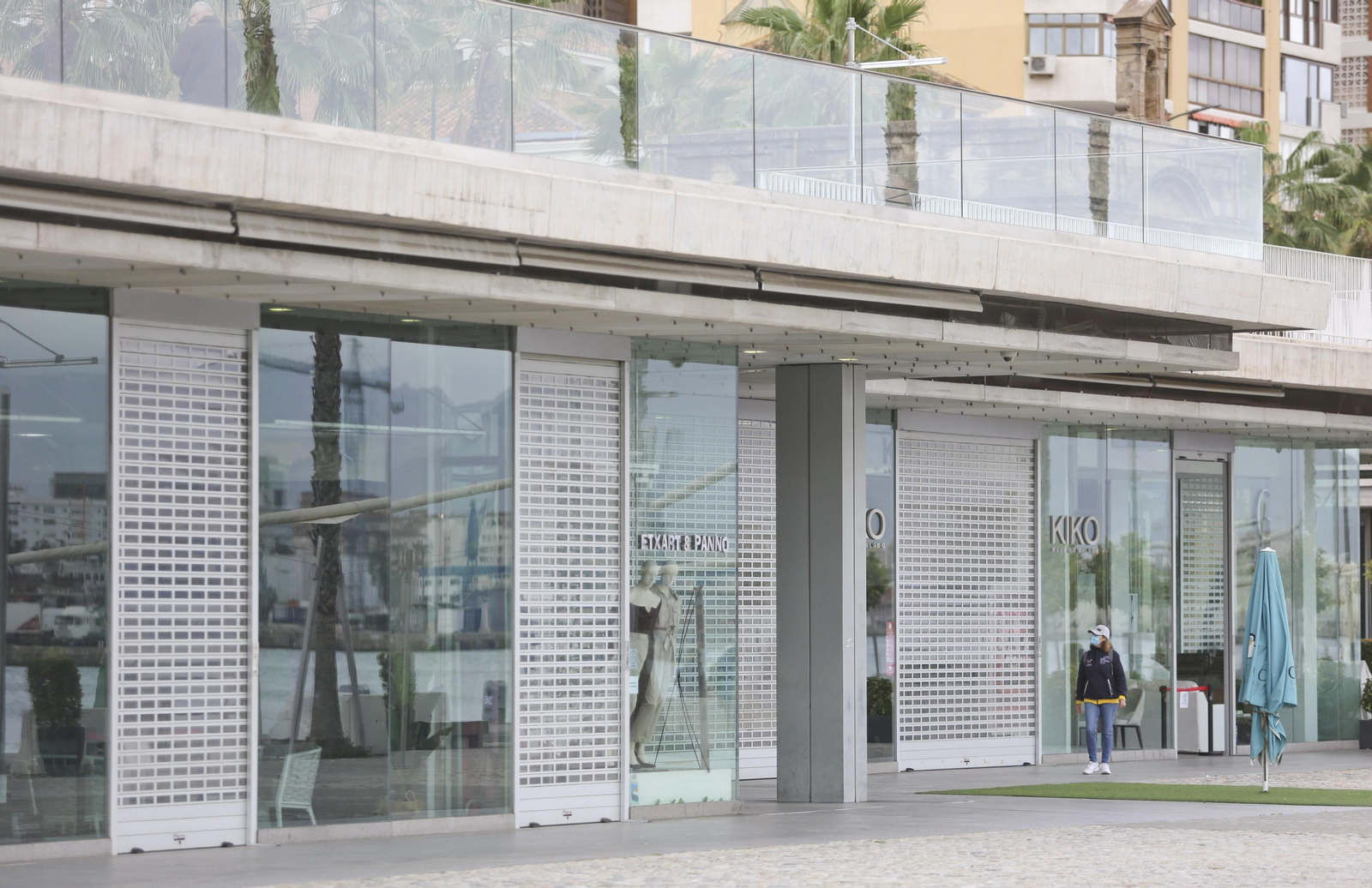 El Muelle Uno tras la primera semana de cierre de comercio y hostelería en Málaga capital
