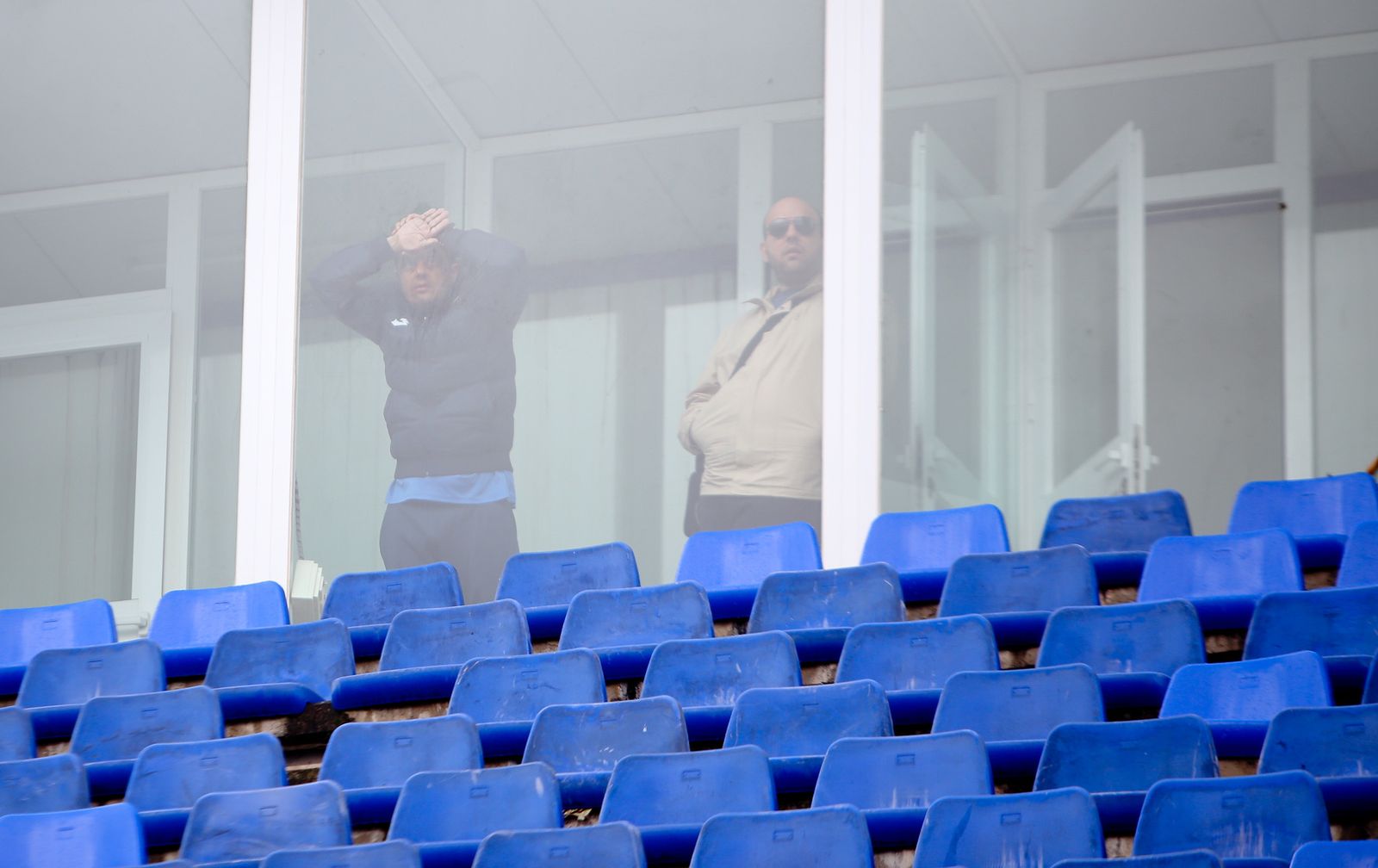 Paco Cala, sancionado por su expulsión en El Rosal, siguió el partido desde una cabina.
