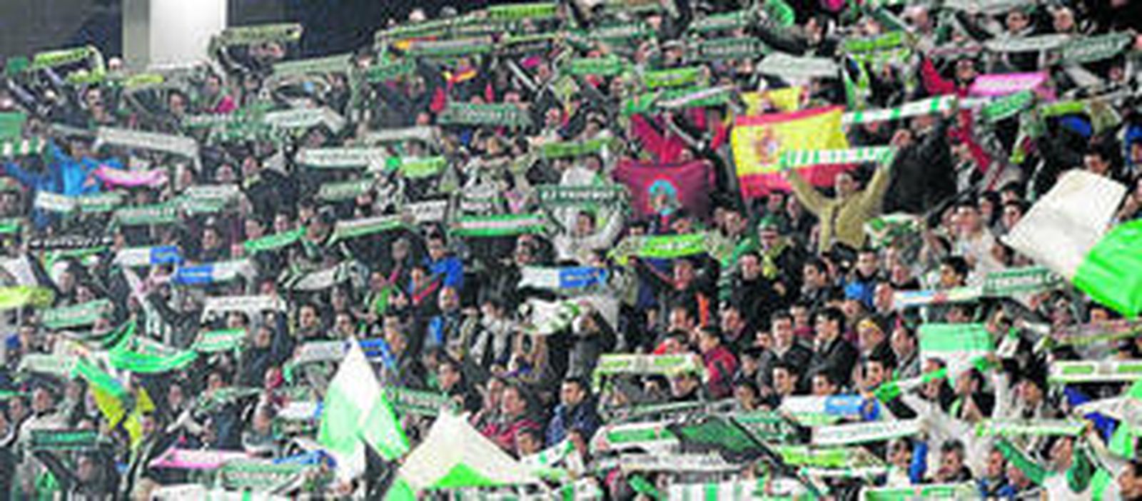 La afición del Córdoba luce sus bufandas durante un encuentro de la pasada temporada en El Arcángel.