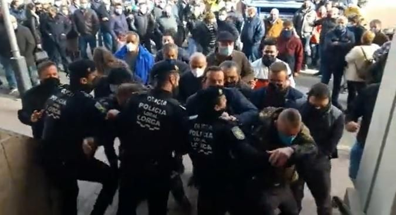 Ganaderos de Lorca irrumpen en un pleno del Ayuntamiento en defensa de las macrogranjas