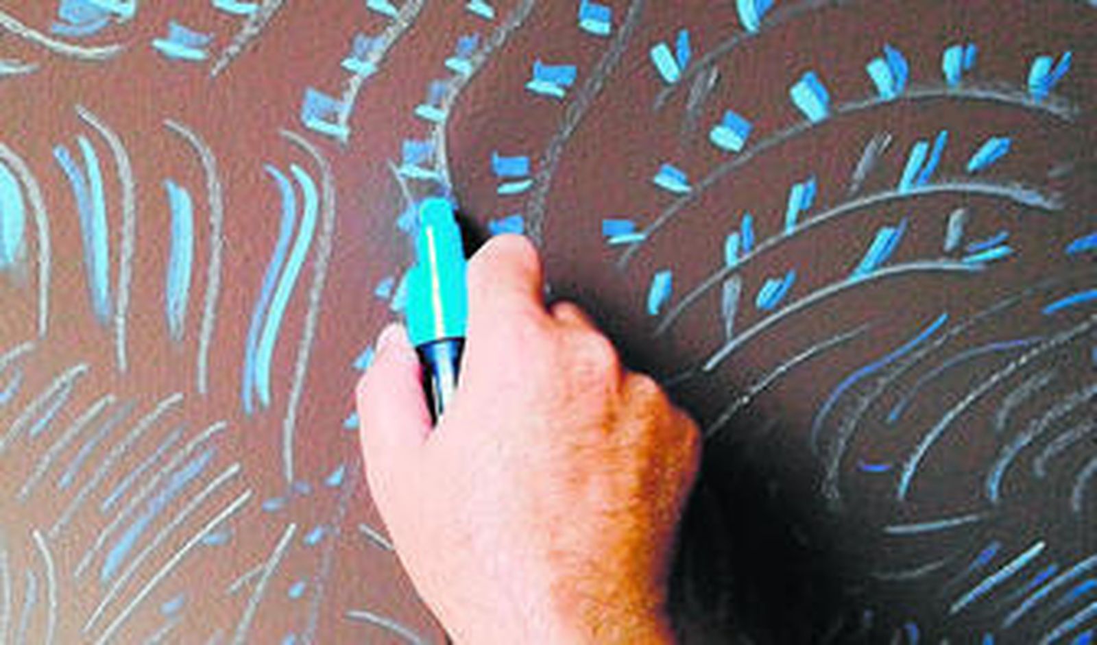La mano de José Medina Galeote, armada con el rotulador, en plena ejecución del mural de 'Gernica-AlexanderPlatz'.