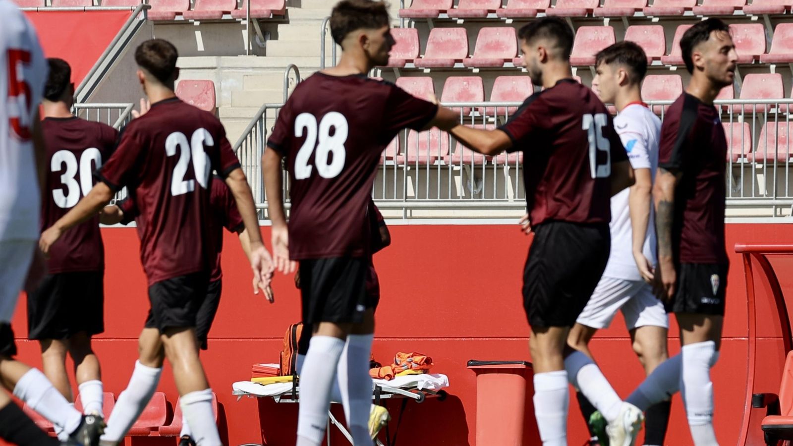 Óscar Jiménez celebra su gol junto a sus compañeros.