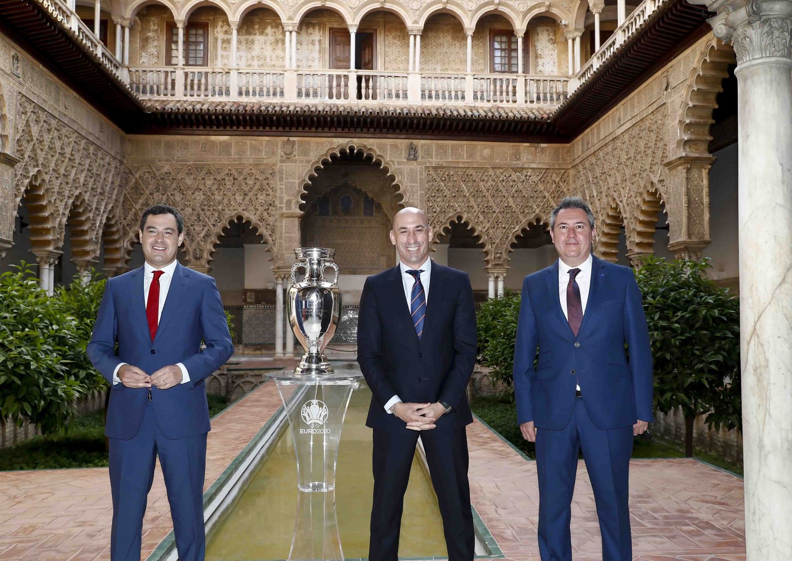 Luis Rubiales,  flanqueado por Juanma Moreno y Juan Espadas en el Patio de la Montería.