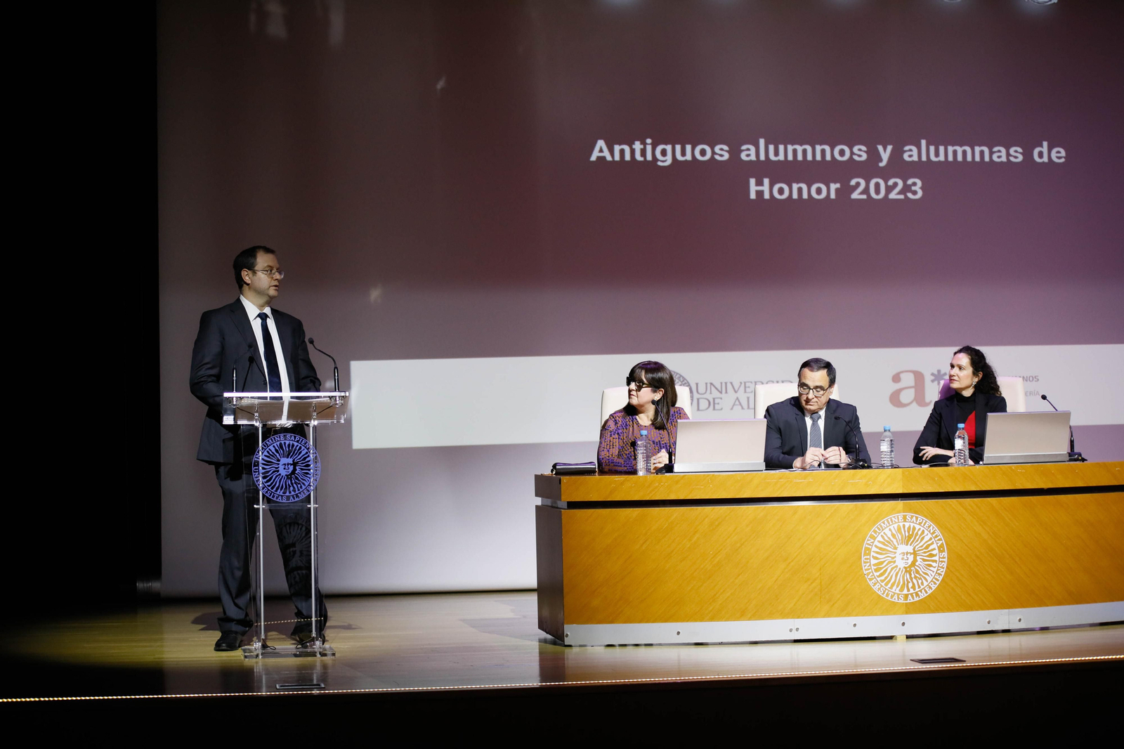 Imágenes del acto de reconocimiento a antiguos alumnos y amigos de honor en la UAL