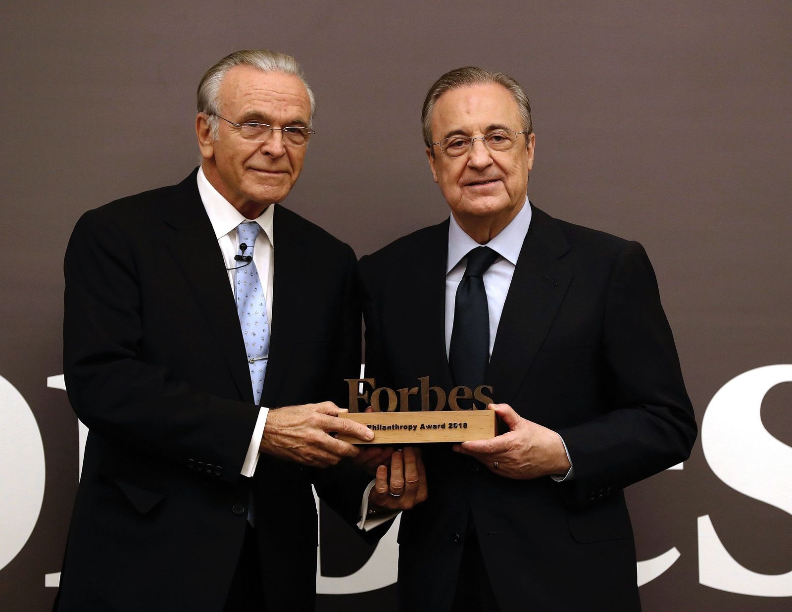 El presidente de La Caixa, Isidro Fainé, recibe el premio Forbes a la Filantropía en 2018.