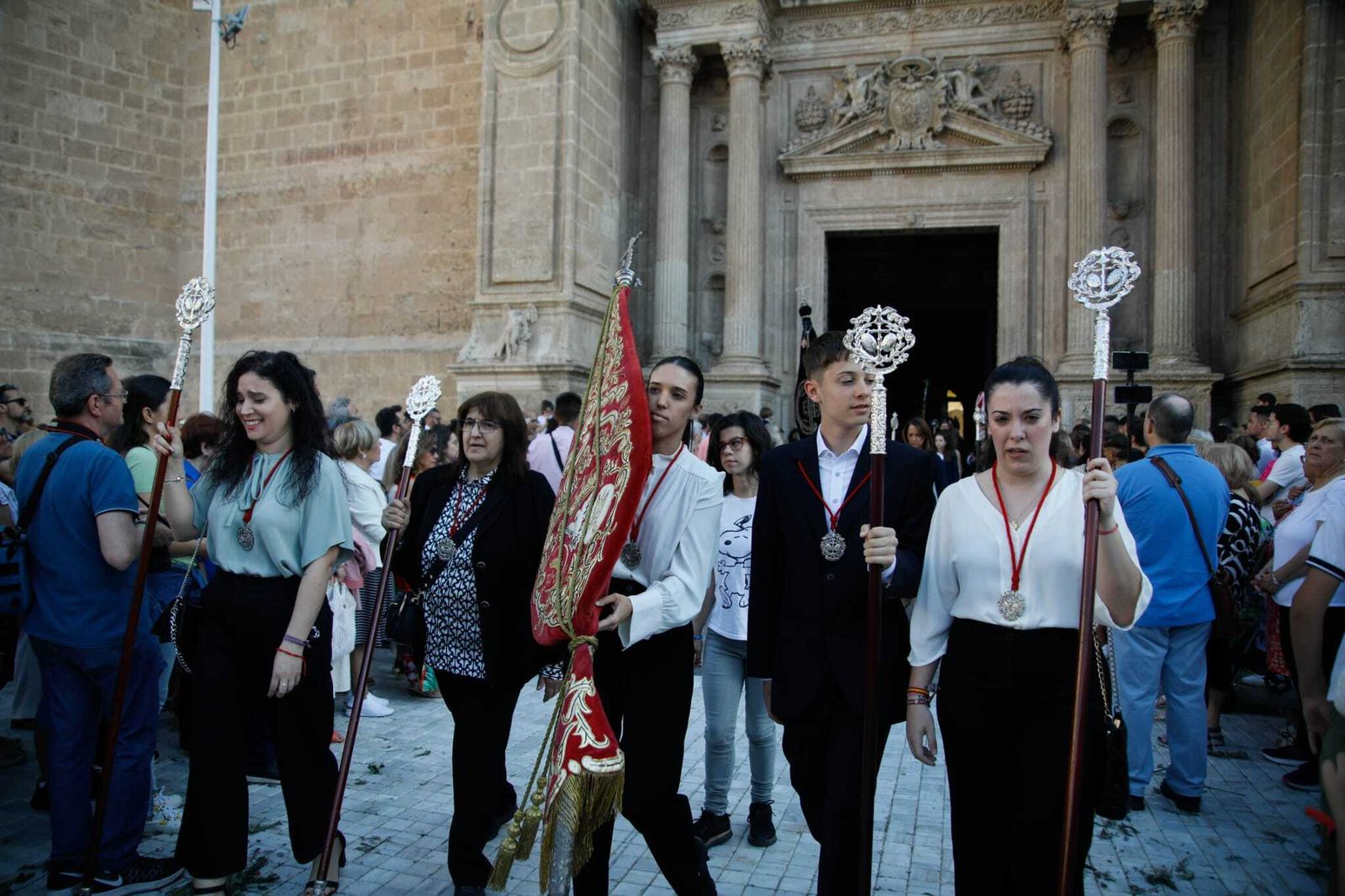 Imágenes de la procesión del Corpus Christi en Almería: así han sido la misa y la posterior marcha por la capital
