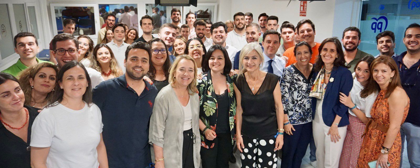 Virginia Pérez con Patricia del Pozo, Susana Cayuelas y otros integrantes del PP de Sevilla.