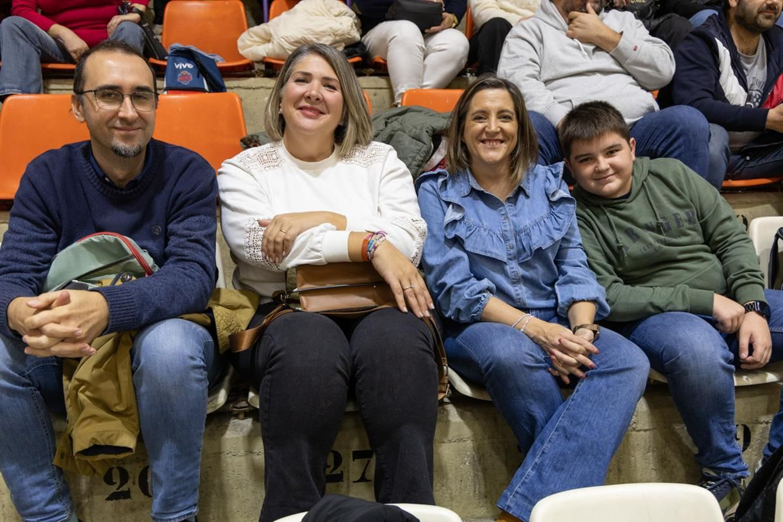 La Salobreja vibra con el derbi de la capital entre Jaén CB y Jaén FS, en imágenes