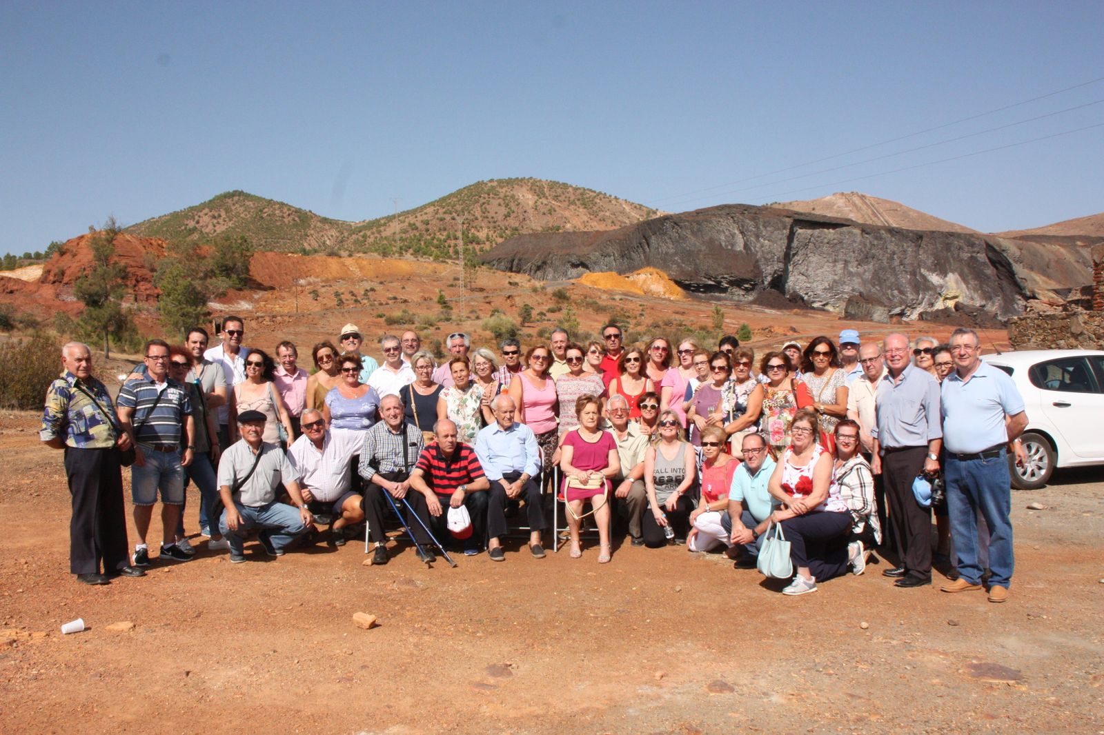 Foto de familia del reencuentro de nayeros en las inmediaciones de las ruinas del antiguo poblado minero de Naya.