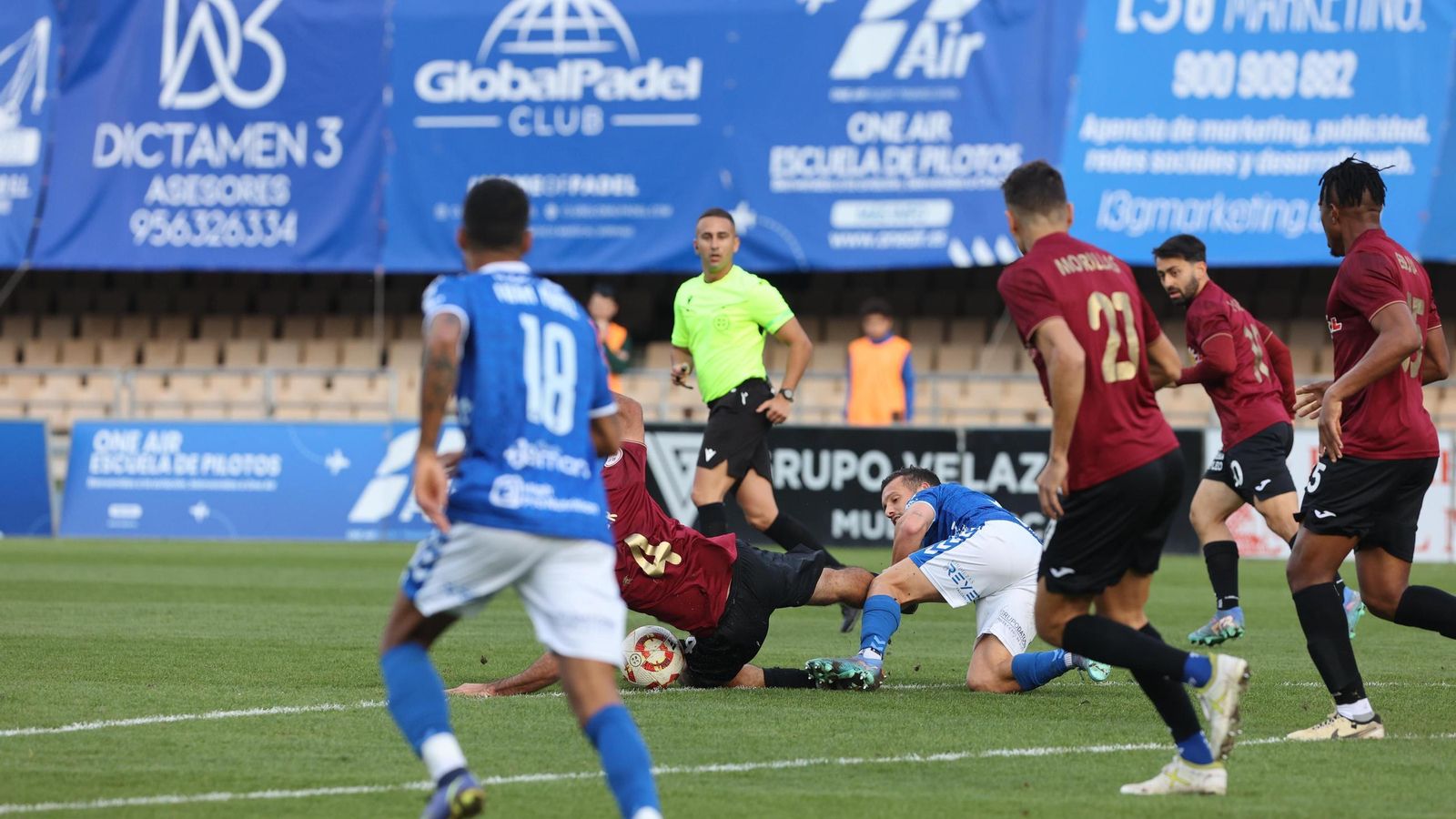 David León pugna con Javier Soler.